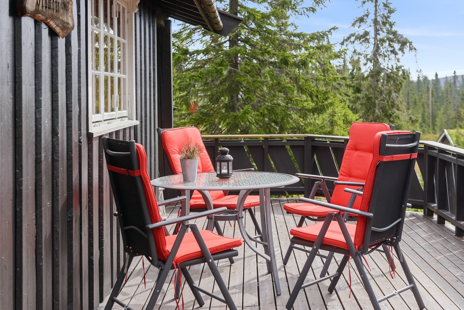 Terrassen er et fint sted å nyte solen og slappe av, før eller etter turen. Galleribilde