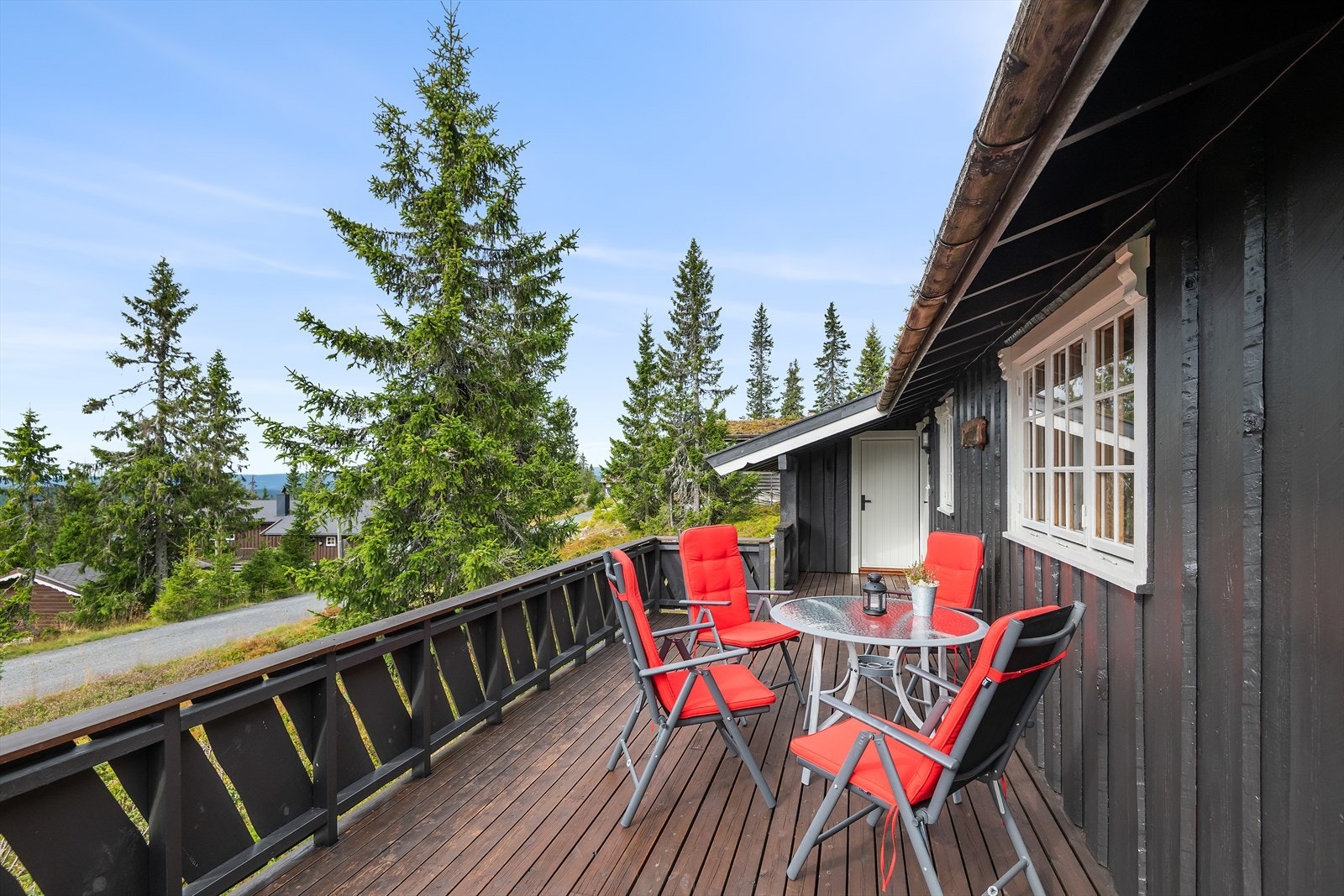 Fine solforhold på terrassen. Hytta ligger langs en blindvei og det er liten trafikk i området. Barnevennlig. Galleribilde