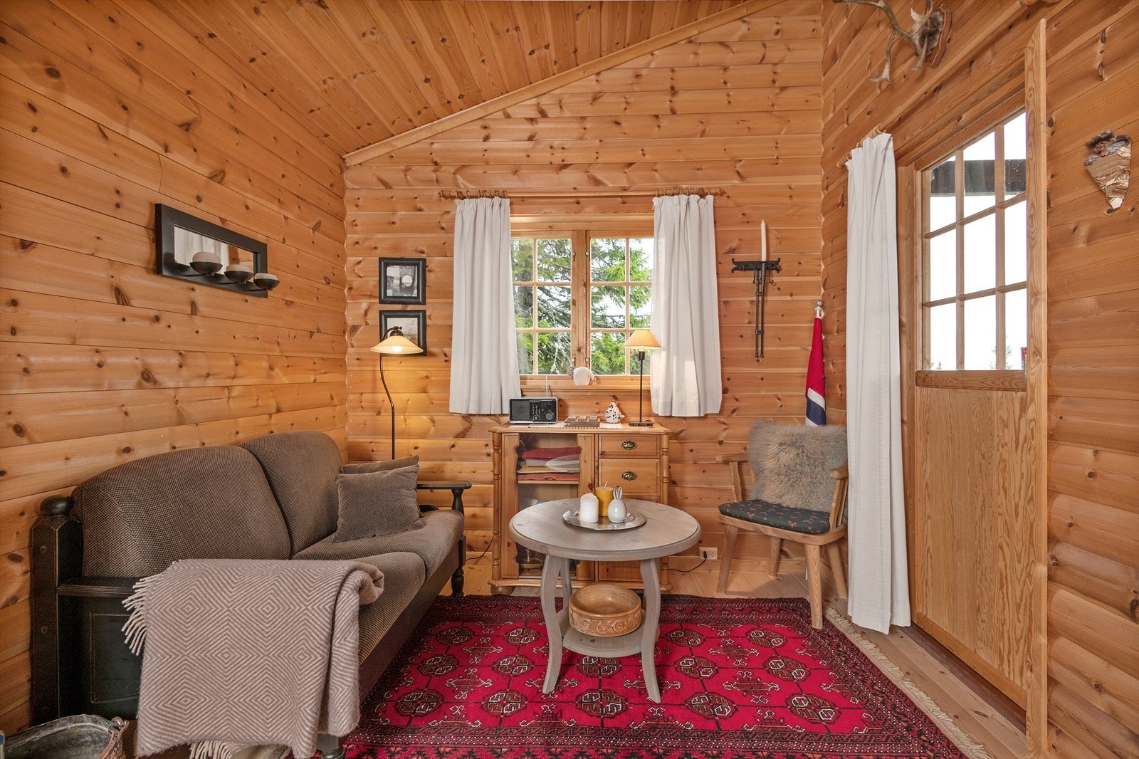 Dør ut til delvis overbygget terrasse fra stue. Galleribilde