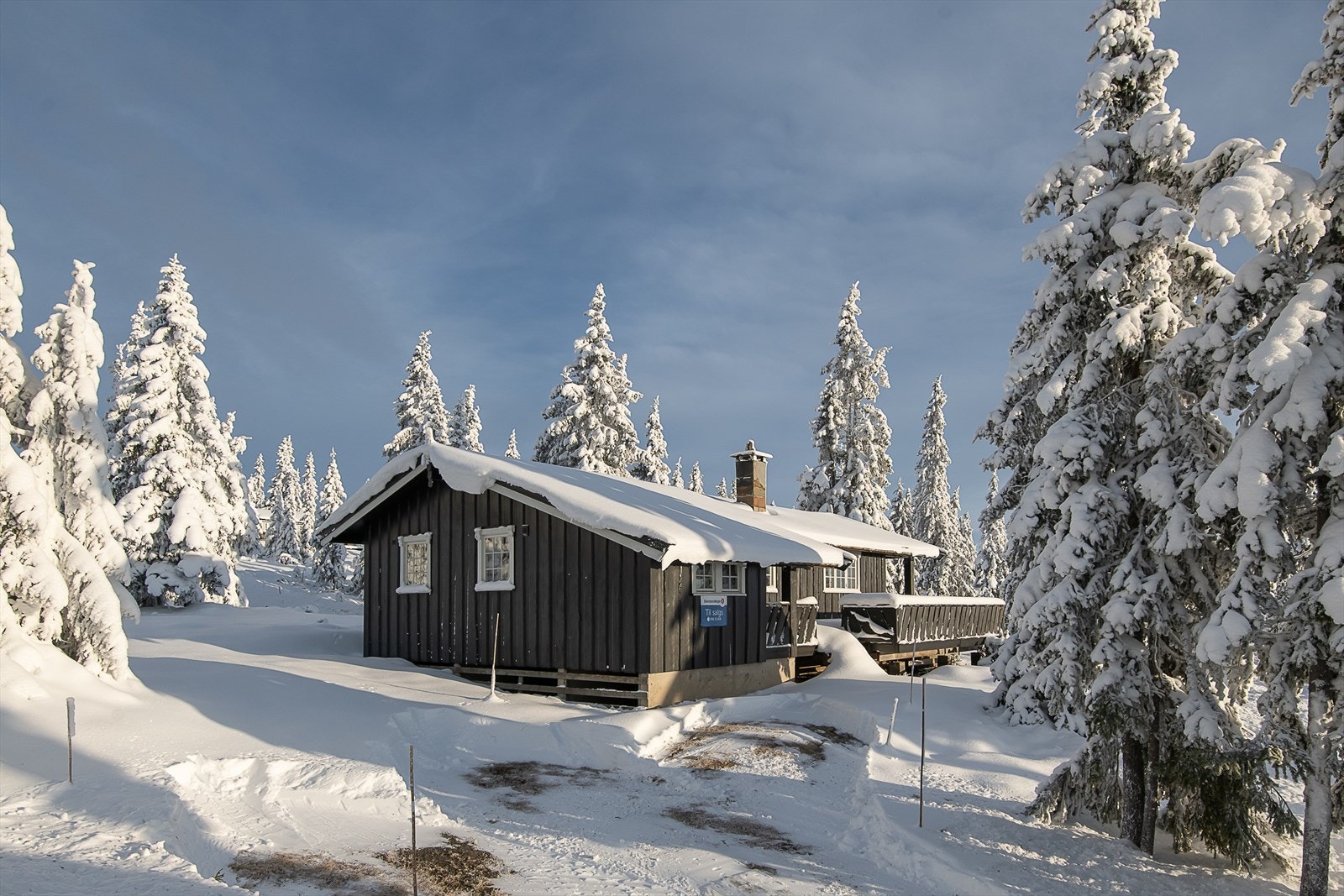 Hytta har helårsvei og er tilknyttet offentlig vann og avløp. Galleribilde