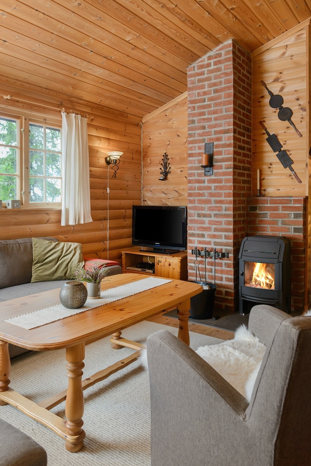 Peisovn sørger for god varme i tillegg til elektrisk oppvarming. Galleribilde