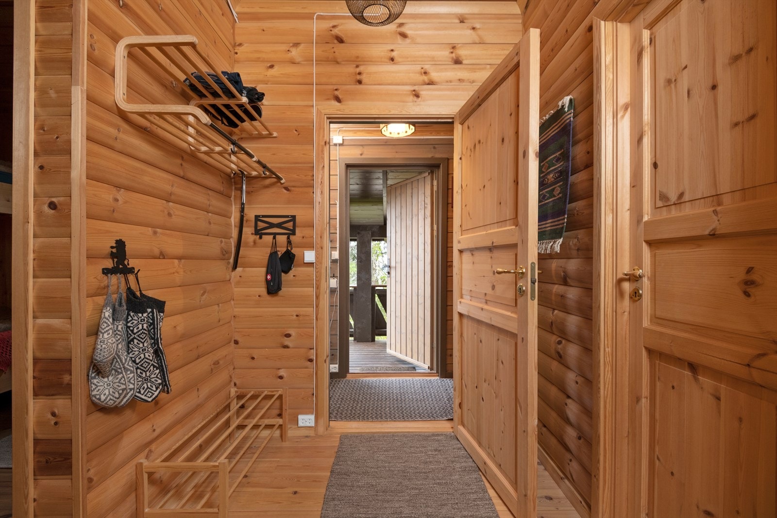 Gang med adkomst til soverommene og badet. Plass til å henge fra seg yttertøy og utstyr. Galleribilde