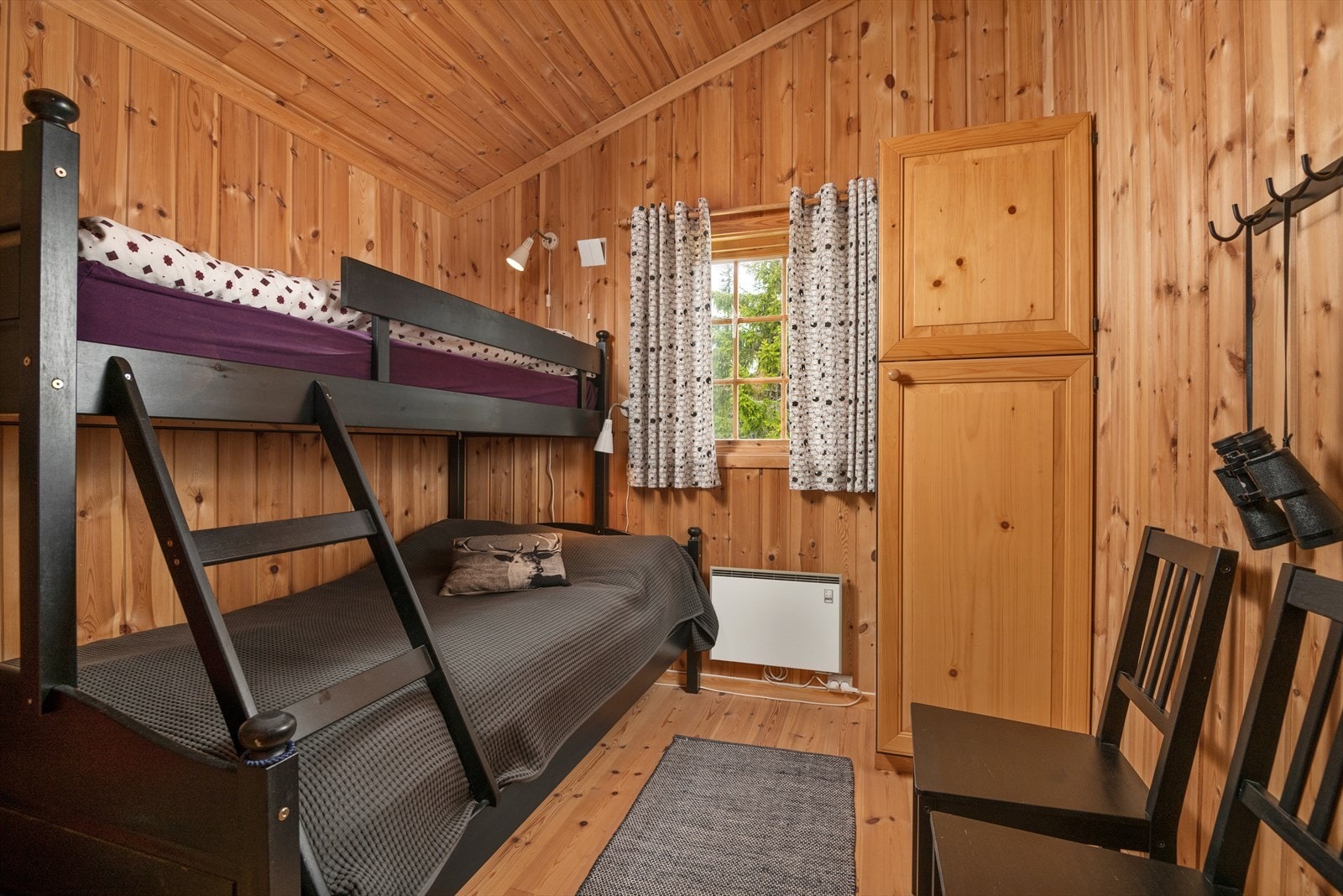 Soverom med plass til familiekøye. Skap for oppbevaring. Galleribilde