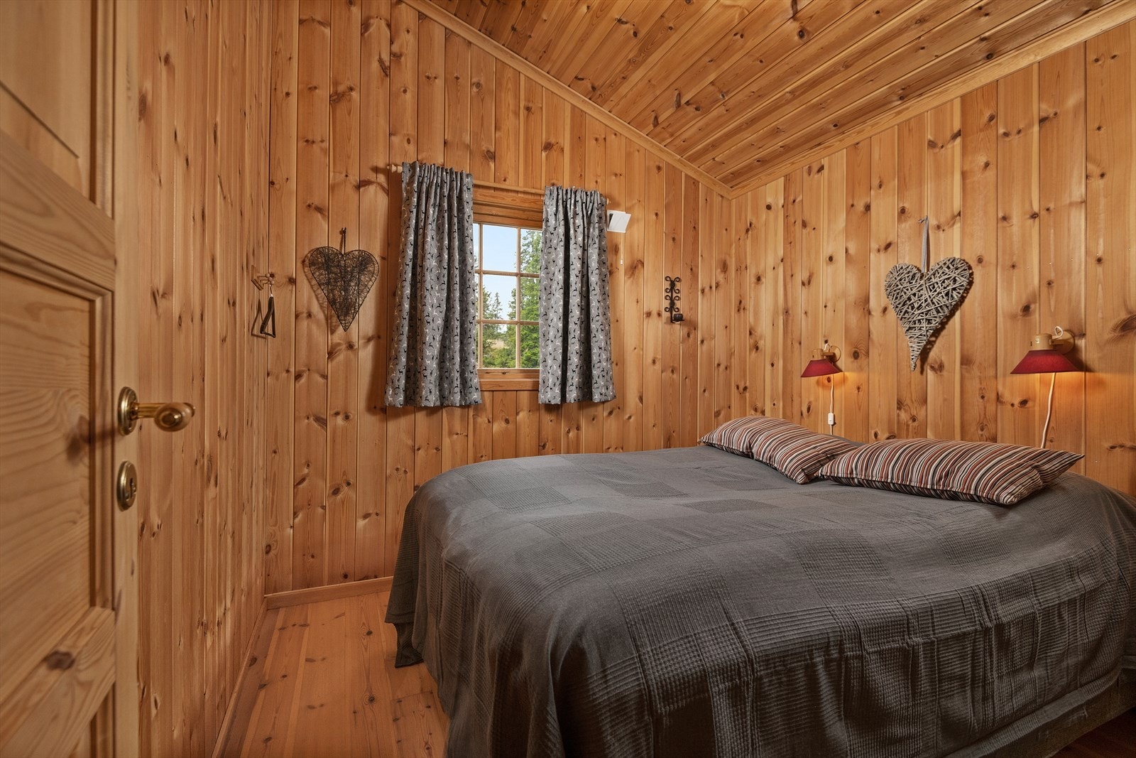 Soverom med plass til dobbeltseng. Galleribilde