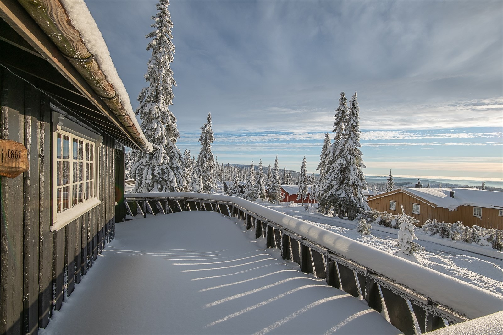 Godt etablert område med umiddelbar tilgang til oppkjørte skiløyper vinterstid. De går rett bak hytta. Galleribilde