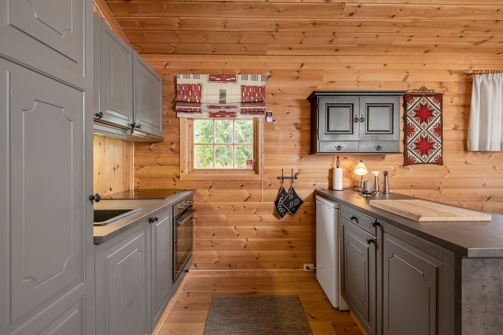 Godt med skap-og benkeplass. Galleribilde