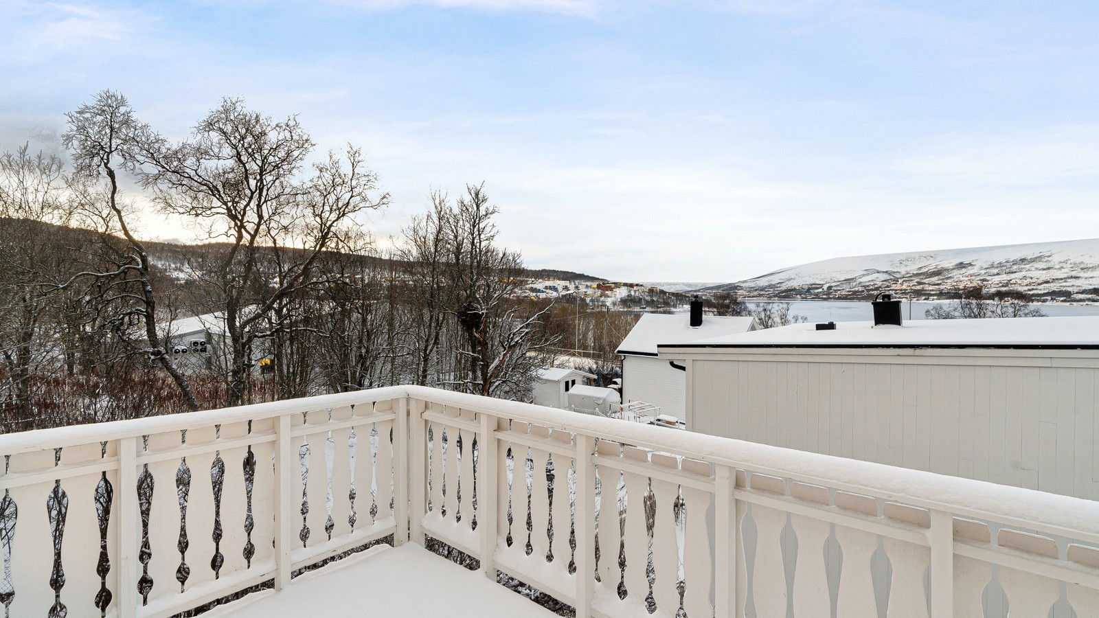 Boligen har vestvendt terrasse med flotte sol- og utsiktsforhold.