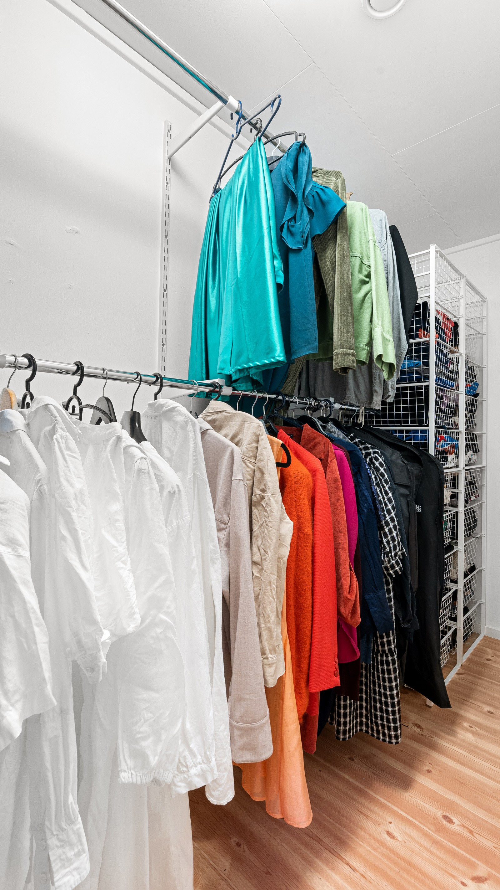 Tilknyttet hovedsoverommet er det et praktisk walk-in closet som sikrer godt med oppbevaringsplass!