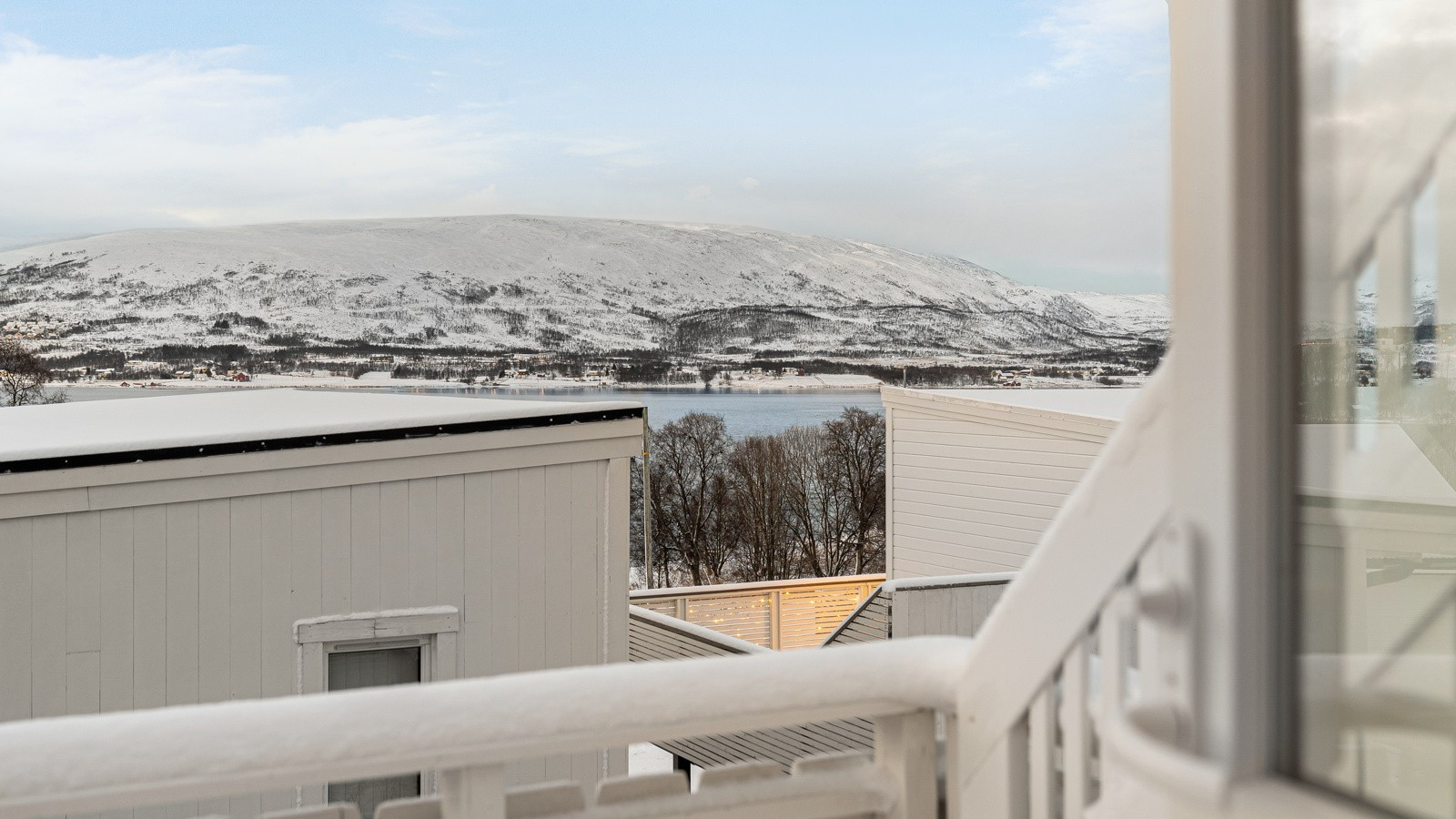Fra stuen har du utgang til veranda med utsikt over sjø og fjell!