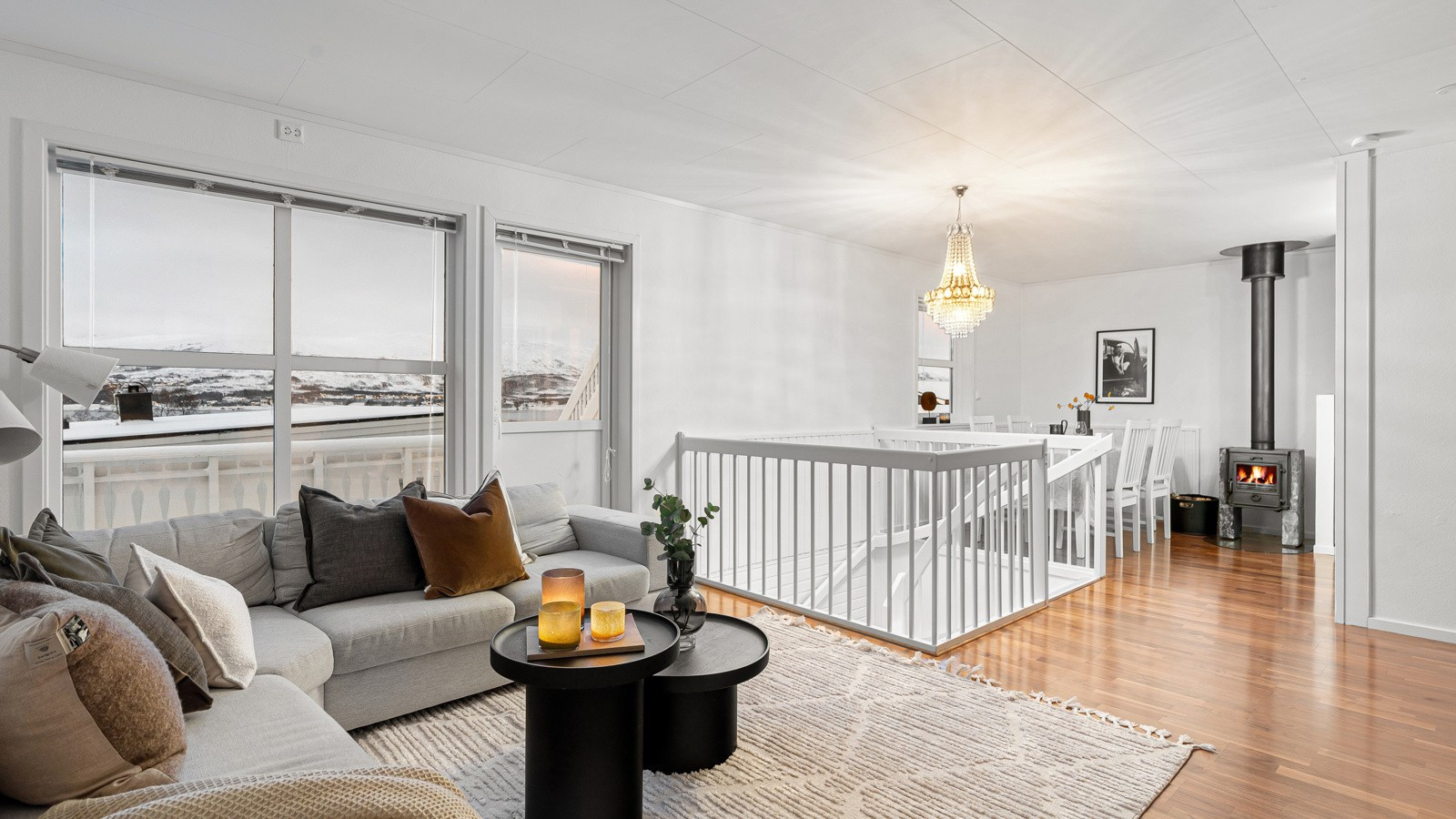 Stuen er delt i to naturlige soner, en til spisegruppen og en til sofagruppen.