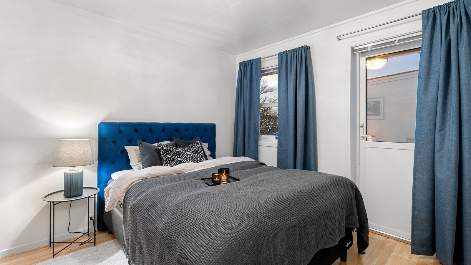 Soverom 2 av 3. Boligens hovedsoverom er av god størrelse med plass til stor seng og egen walk-in closet.