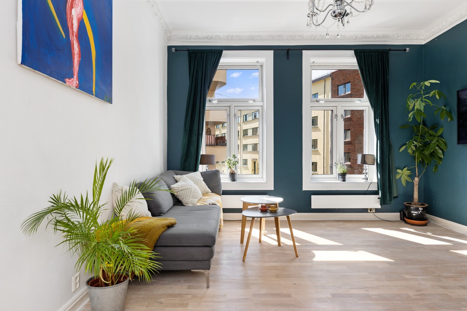 Lys og stor stue med herlig atmosfære. Galleribilde