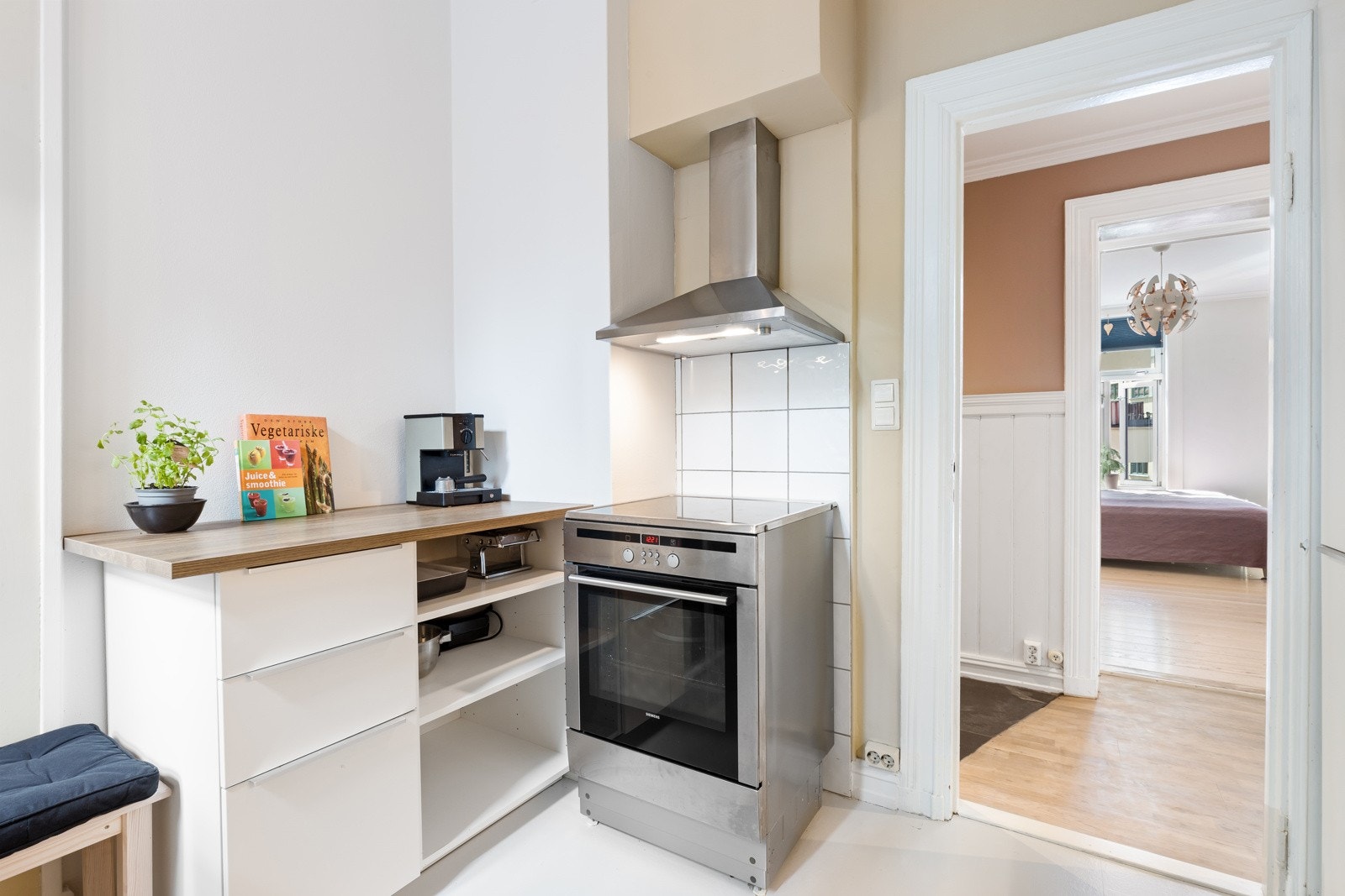 Integrerte hvitevarer sørger for å gi kjøkkenet et godt helhetsinntrykk, og består av oppvaskmaskin og kjøle-/fryseskap. Galleribilde