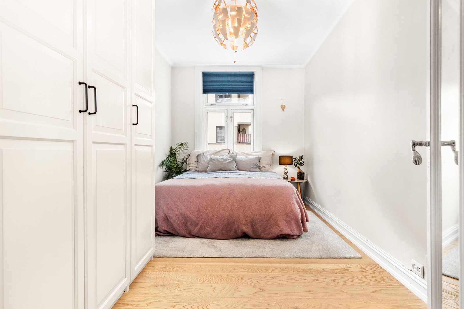 Her er det godt med plass til en stor dobbeltseng og tilhørende nattbord. Galleribilde