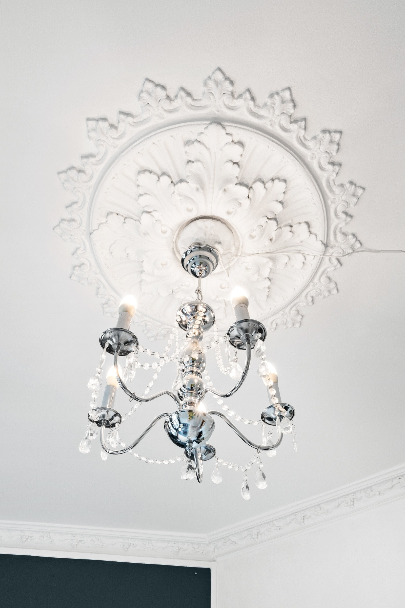 Klassiske detaljer og et spennende fargevalg gir denne fine 2-roms leiligheten et moderne preg. Galleribilde