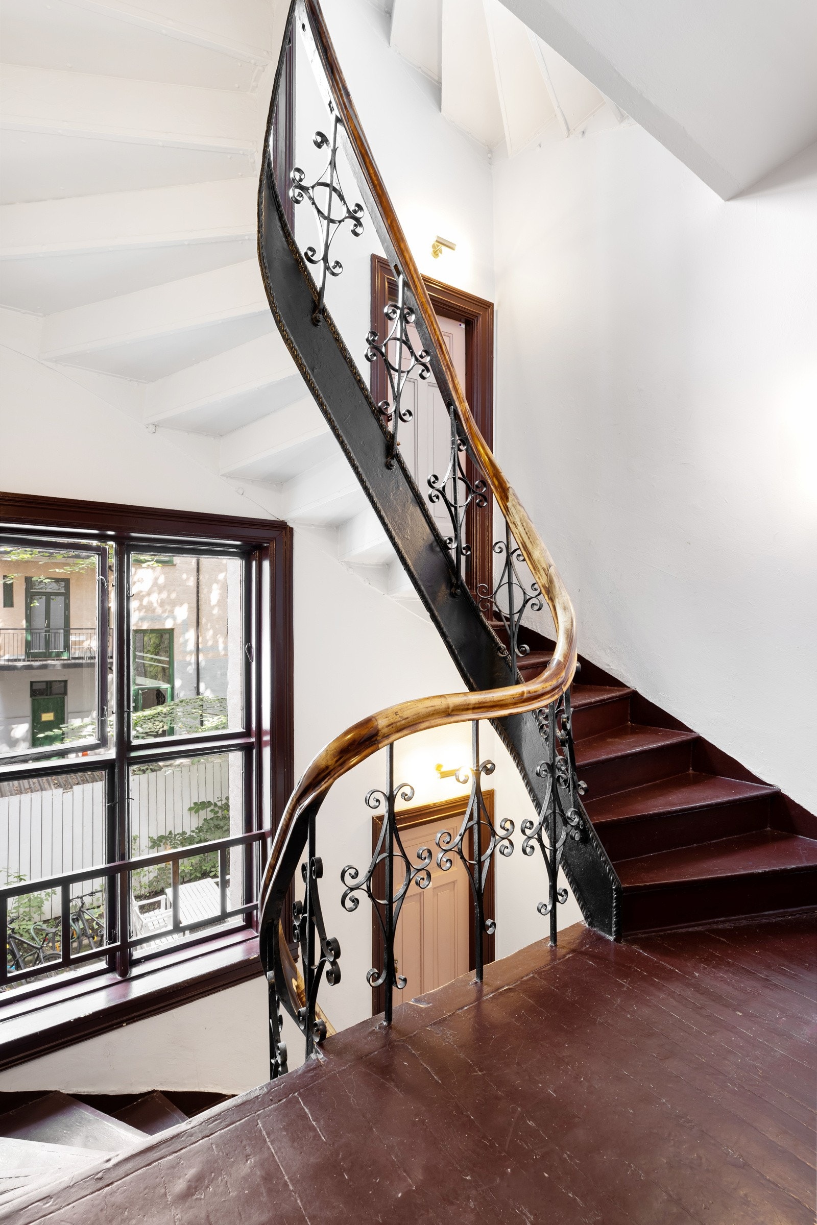 Felles trappeoppgang. Galleribilde