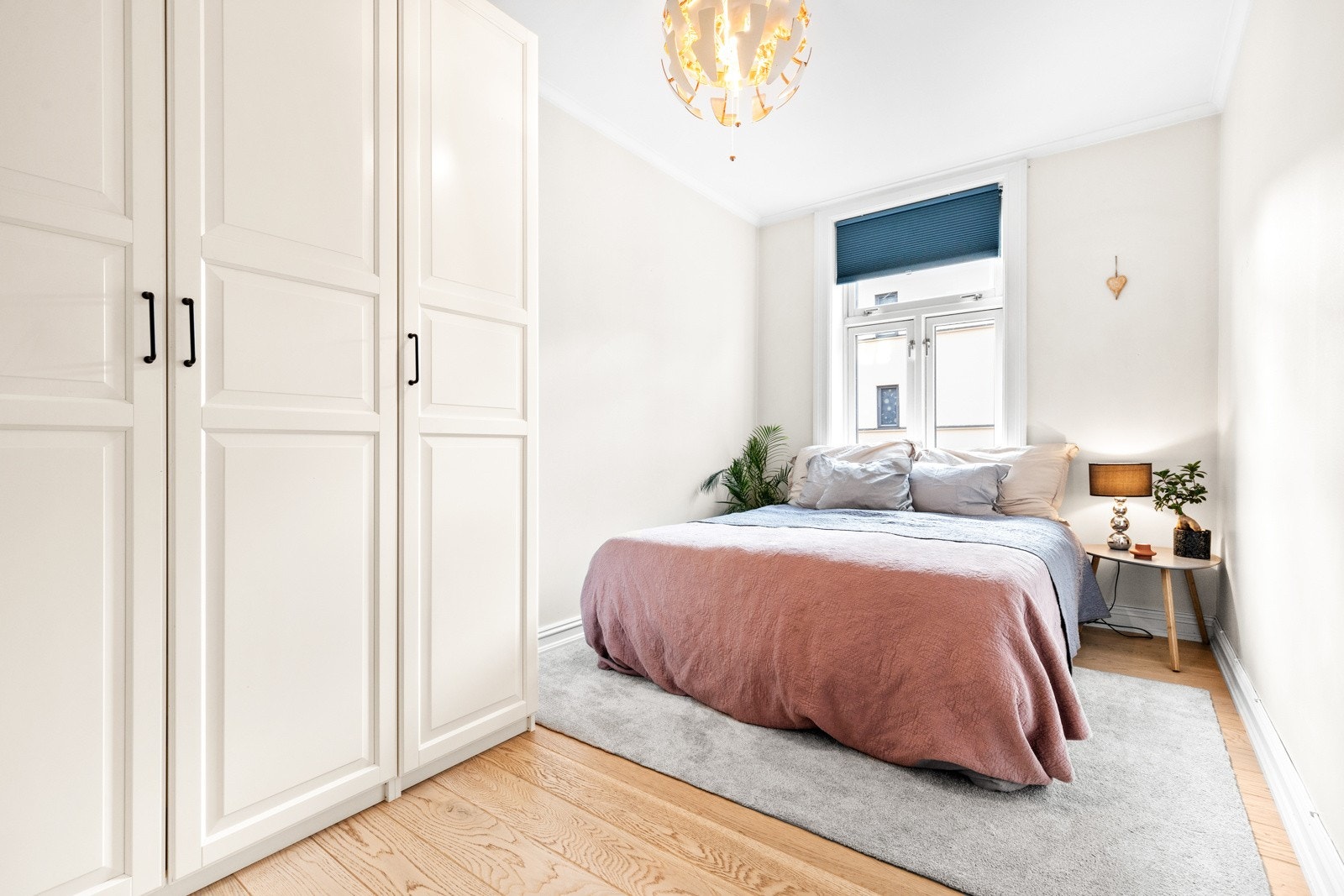 Soverommet er av god størrelse. Det store vinduet slipper inn rikelig med naturlig lys, som skaper en herlig romfølelse. Galleribilde