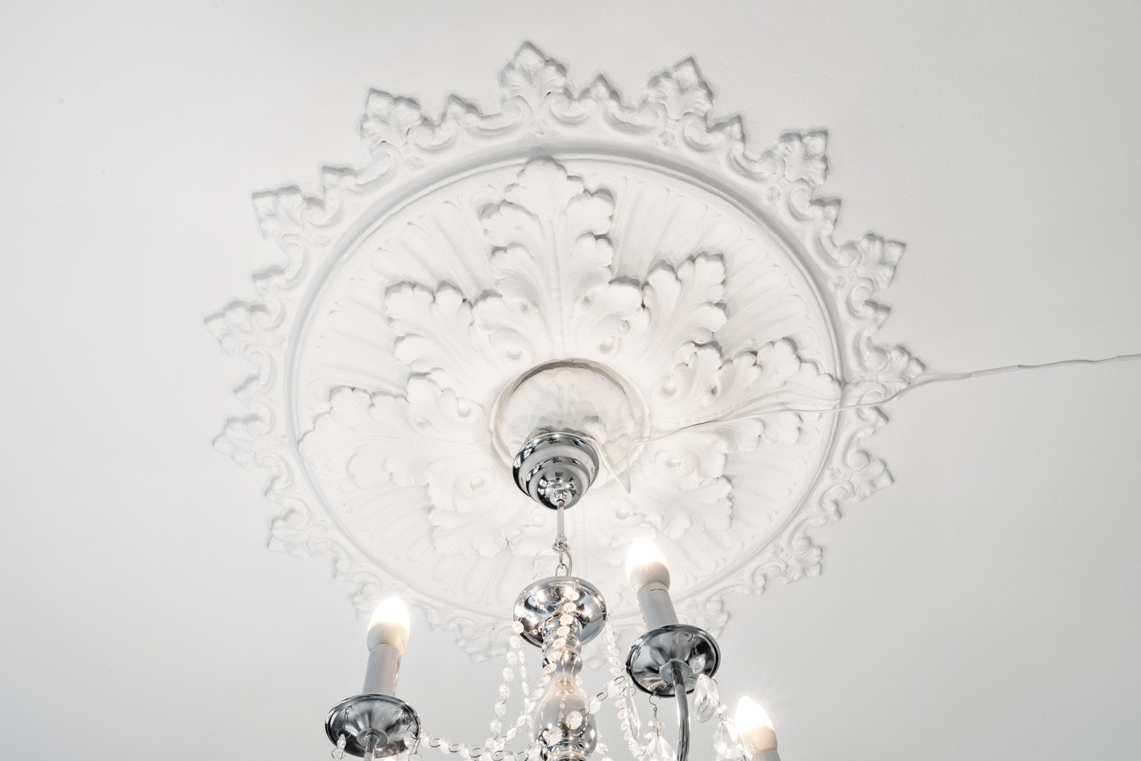 Stuen har klassiske detaljer som rosett og strukkatur Galleribilde