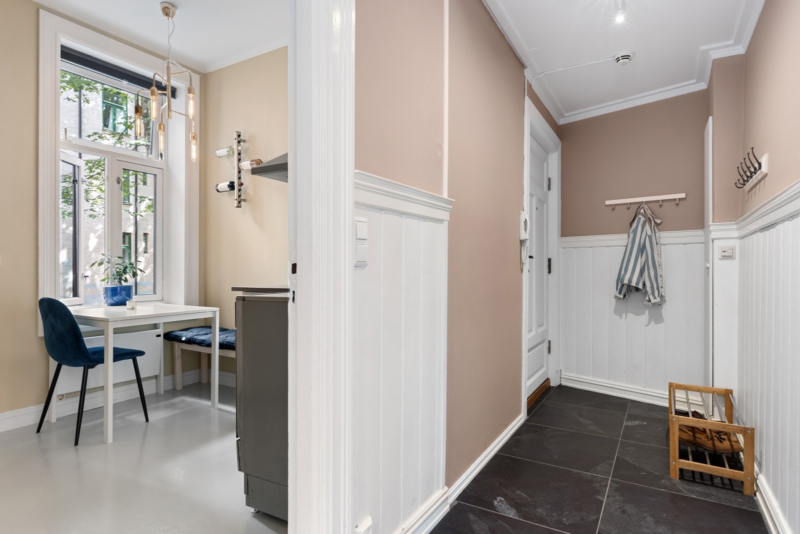 Rommet gir et lunt og godt førsteinntrykk av boligen. Galleribilde