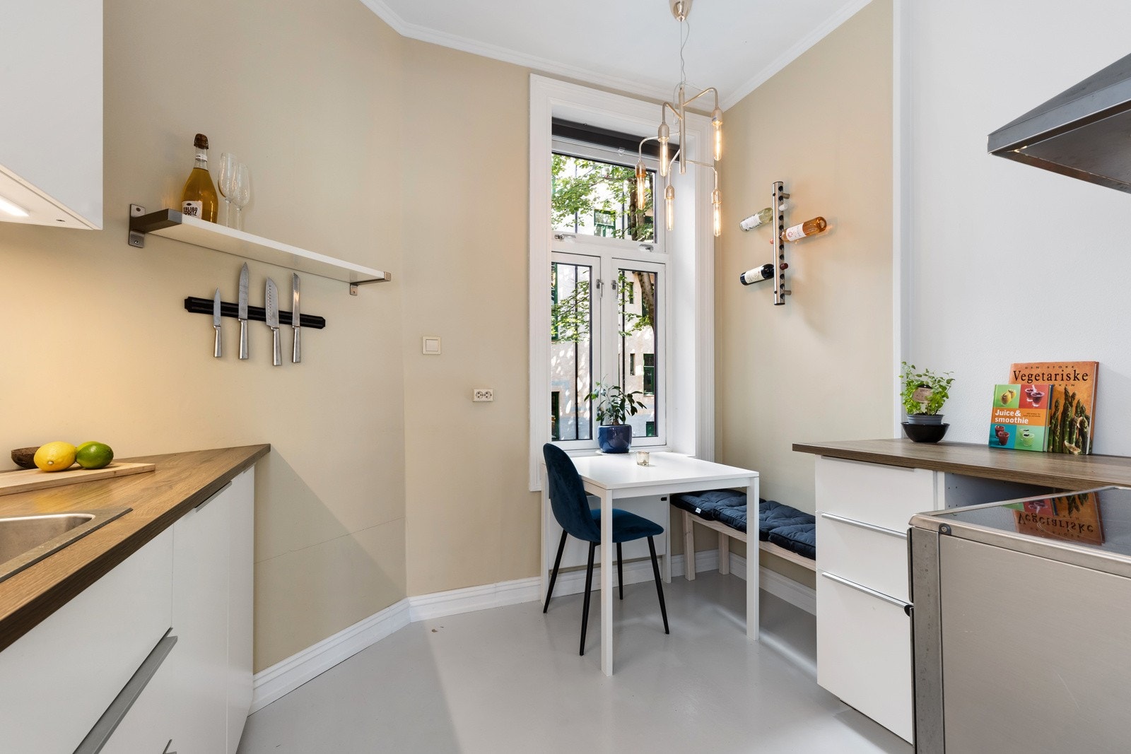 Boligen byr på et separat kjøkken med rikelig av skap- og benkeplass til oppbevaring og matlagning. Det er plass til spisebord ved vinduet. Galleribilde