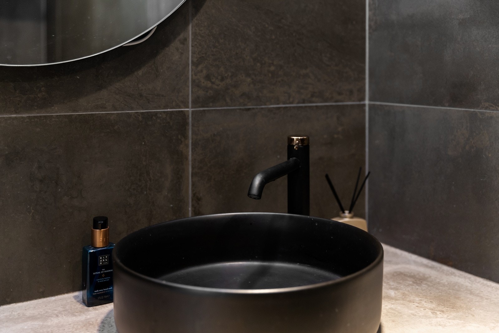 Innredningen består av servantbolle på benkeplate i betong, speil med lysarmatur på vegg over servant, toalett, samt dusj. Galleribilde