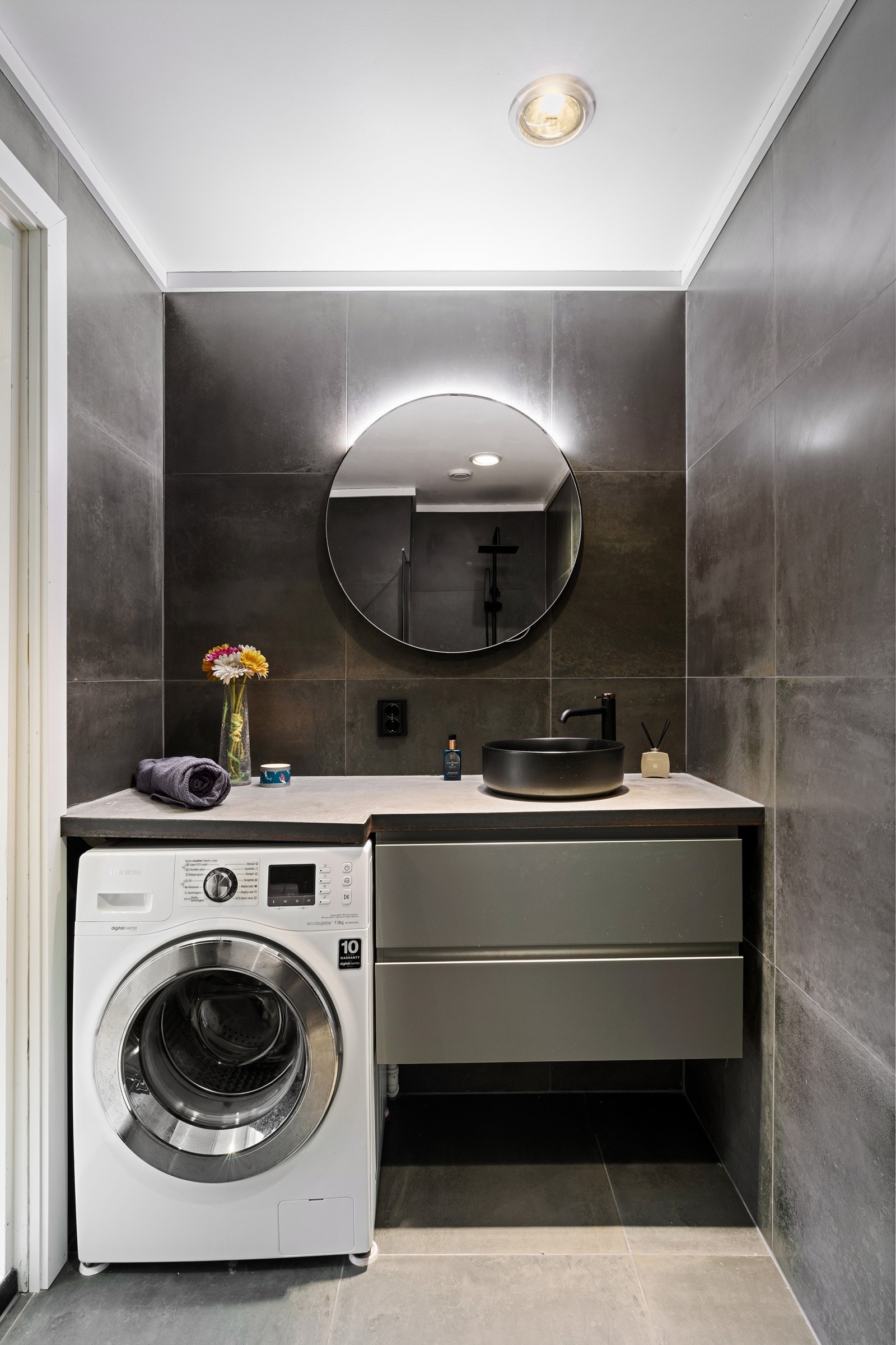 Pent flislagt bad i moderne utføring. Galleribilde