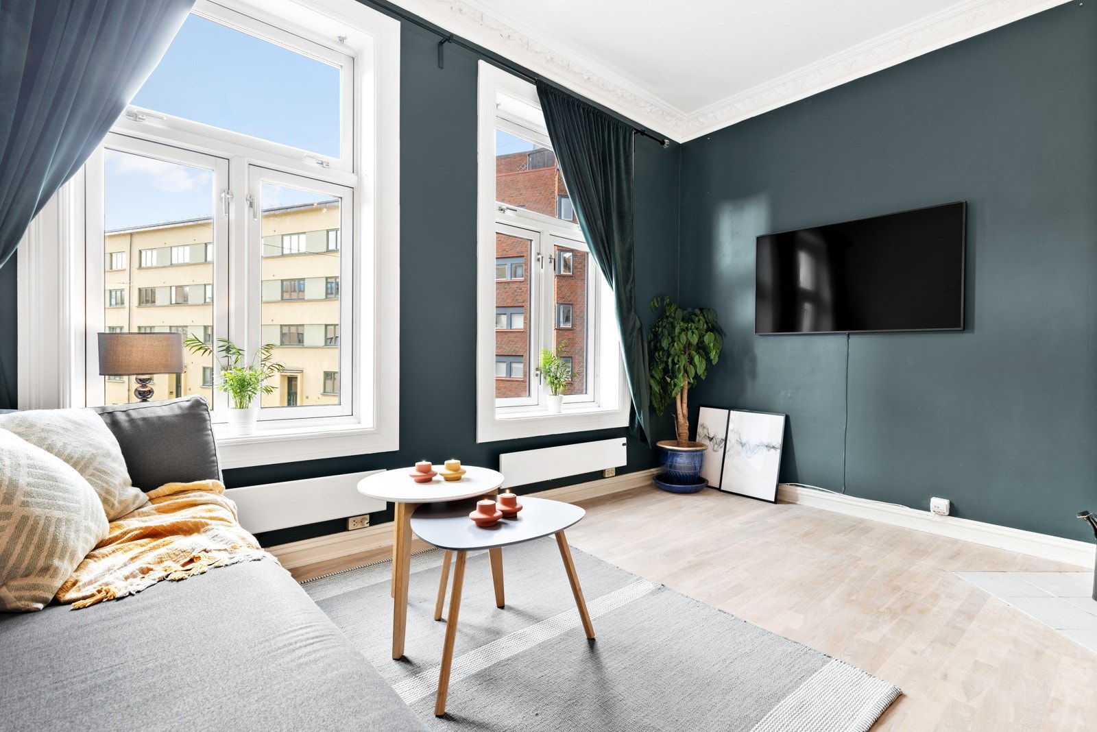 I stuen er det god takhøyde. Den er målt til ca. 2,96 m. Galleribilde