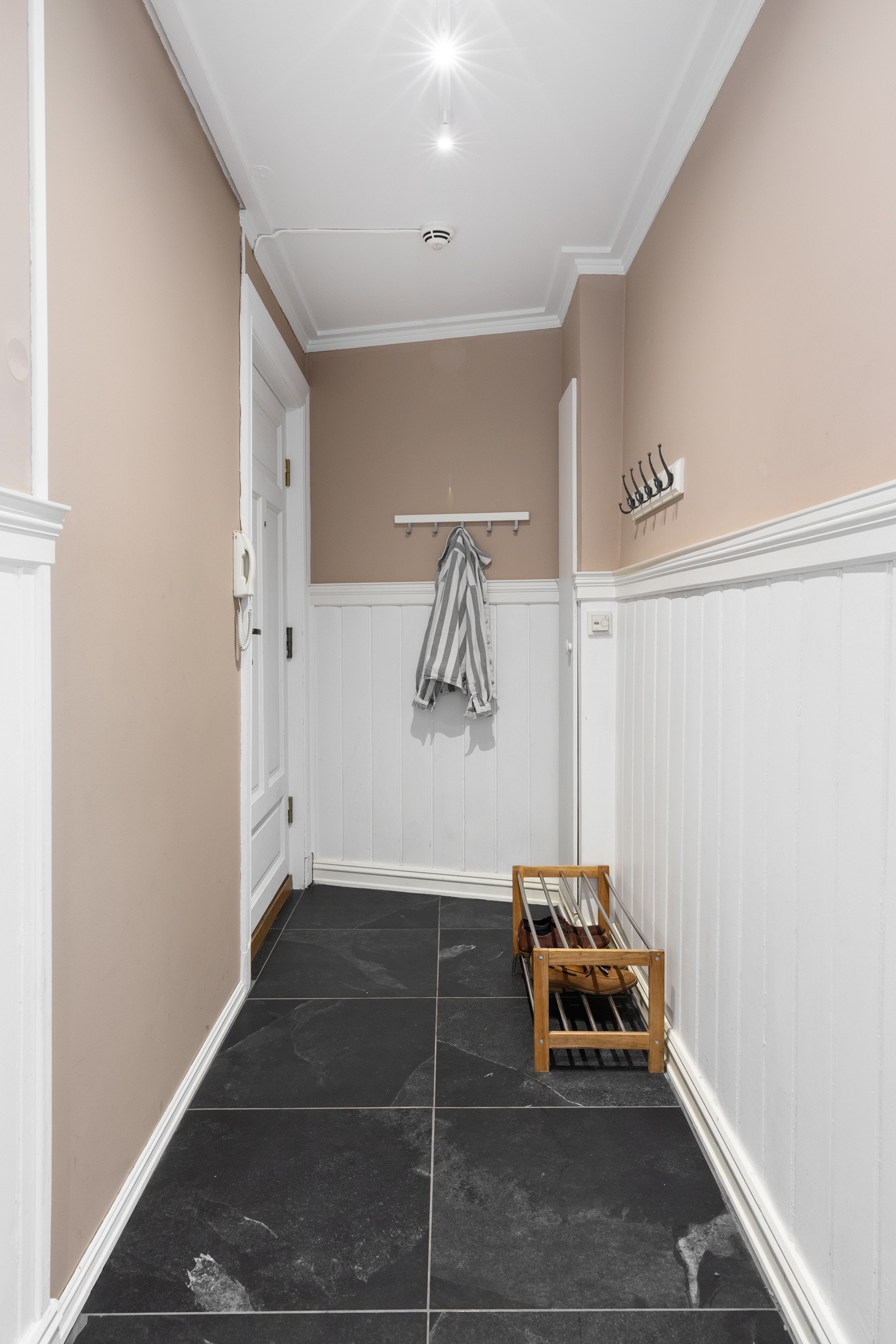 Entréen er romslig med god plass for oppbevaring av yttertøy og sko. Galleribilde