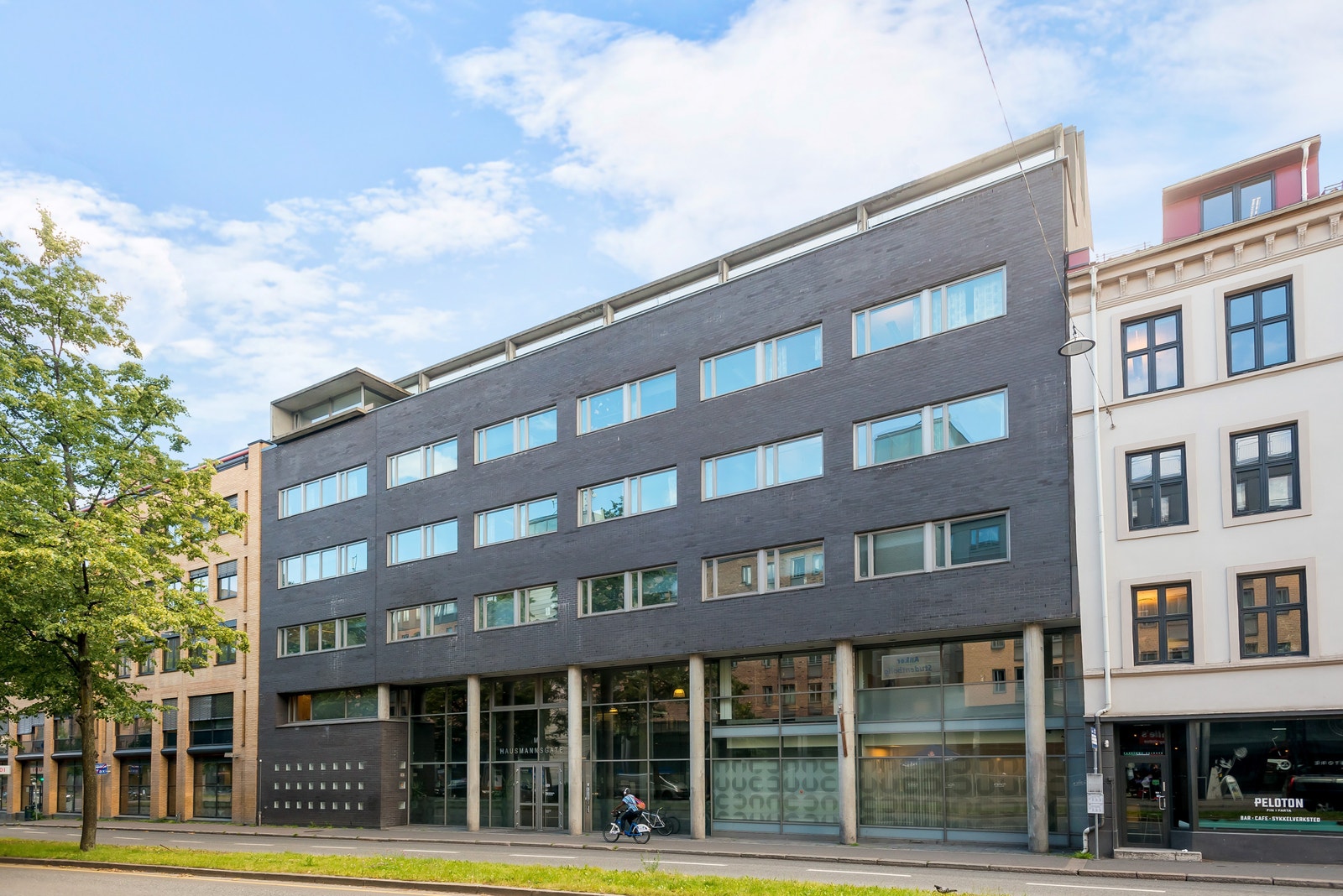 Eiendommen har sykkelparkering, garderober med dusj og bilparkering Galleribilde