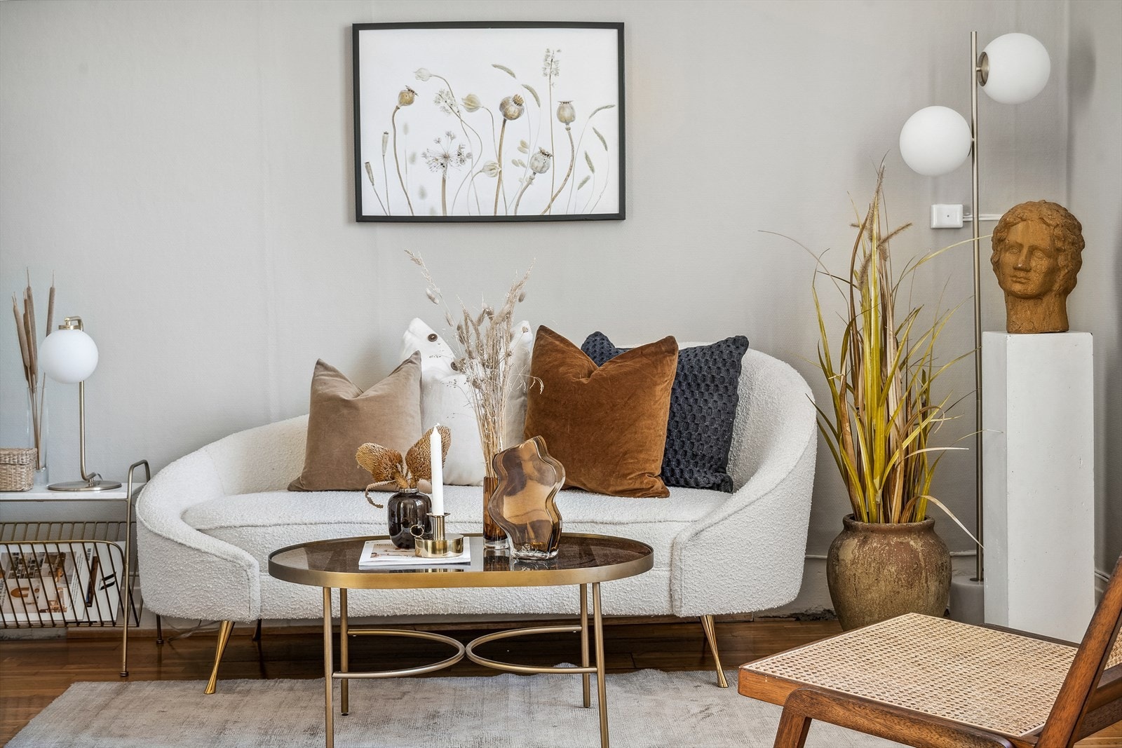 Den sjarmerende stuen har trestavs parkett og malt glassfiberstrie på vegger. Galleribilde