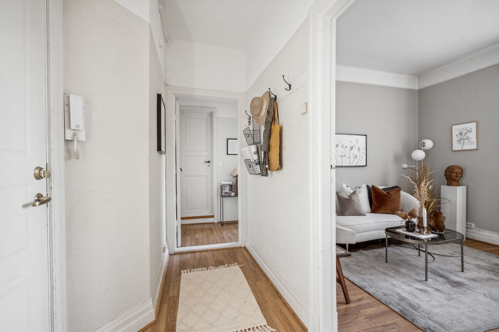 Gang som tar deg videre inn til separat kjøkken og bad. Galleribilde