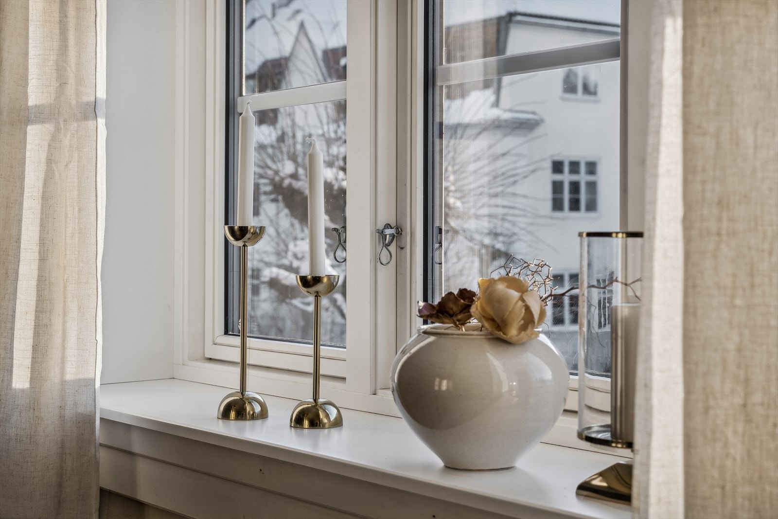 Utsyn over det hyggelige nabolaget fra stuen. Galleribilde