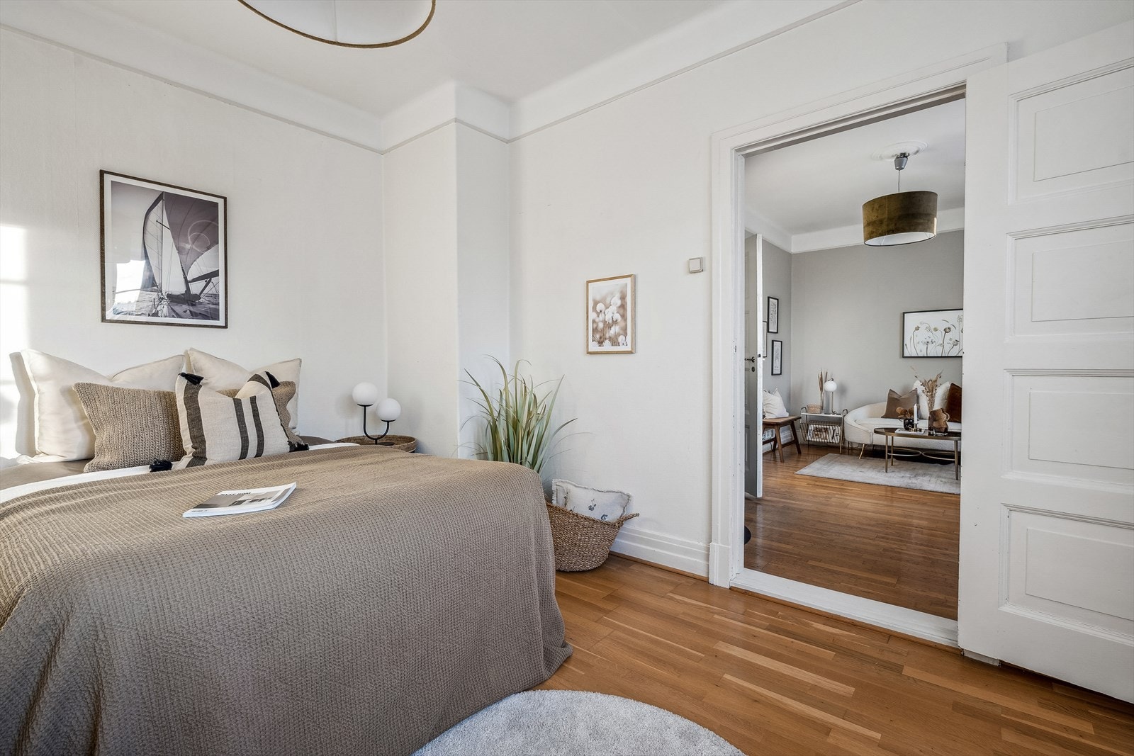 Romslig soverom med god plass til dobbeltseng. Galleribilde