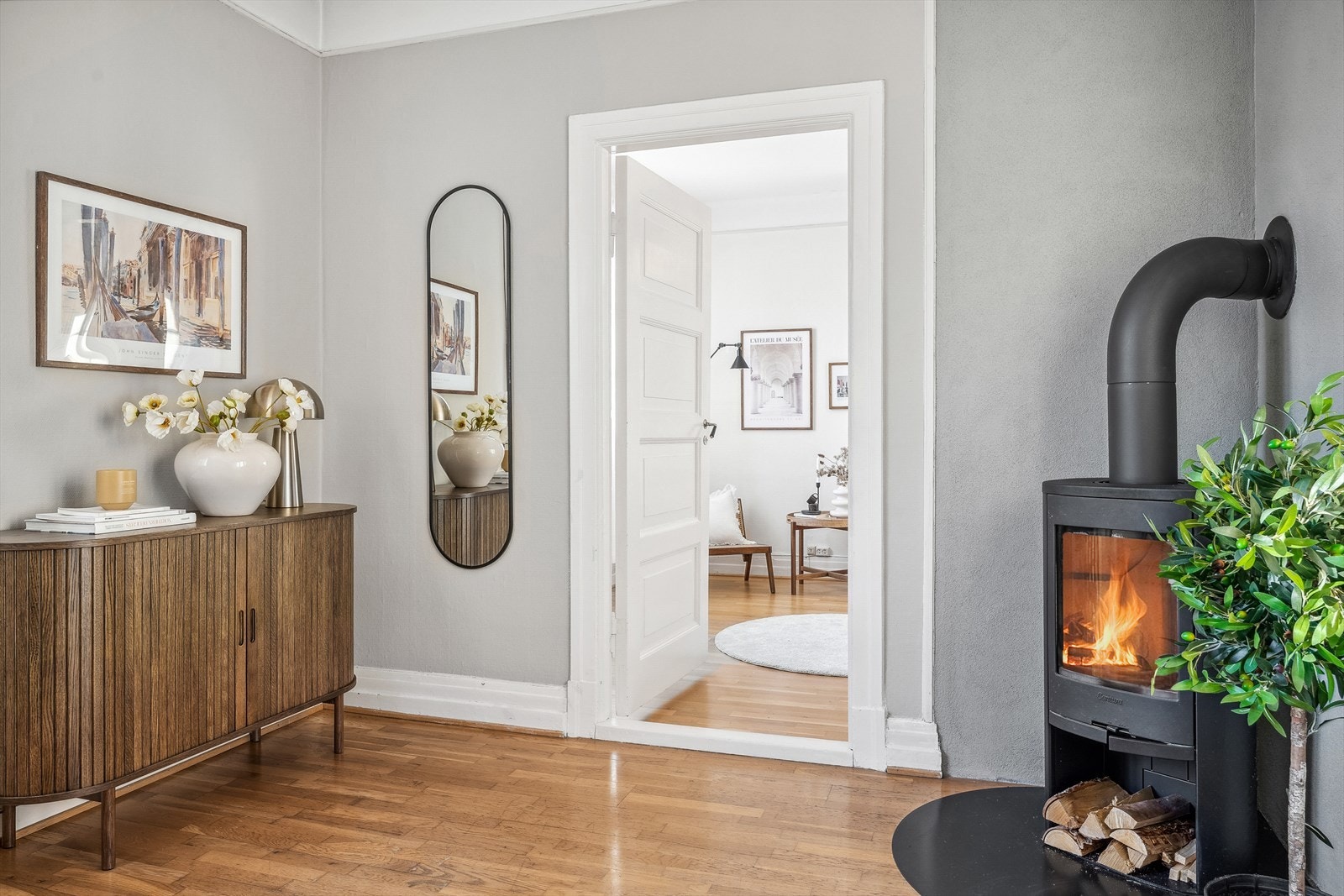 Hyggelig peisovn som sikrer god oppvarming på vinterstid. Stuen tar deg videre inn på soverommet. Galleribilde