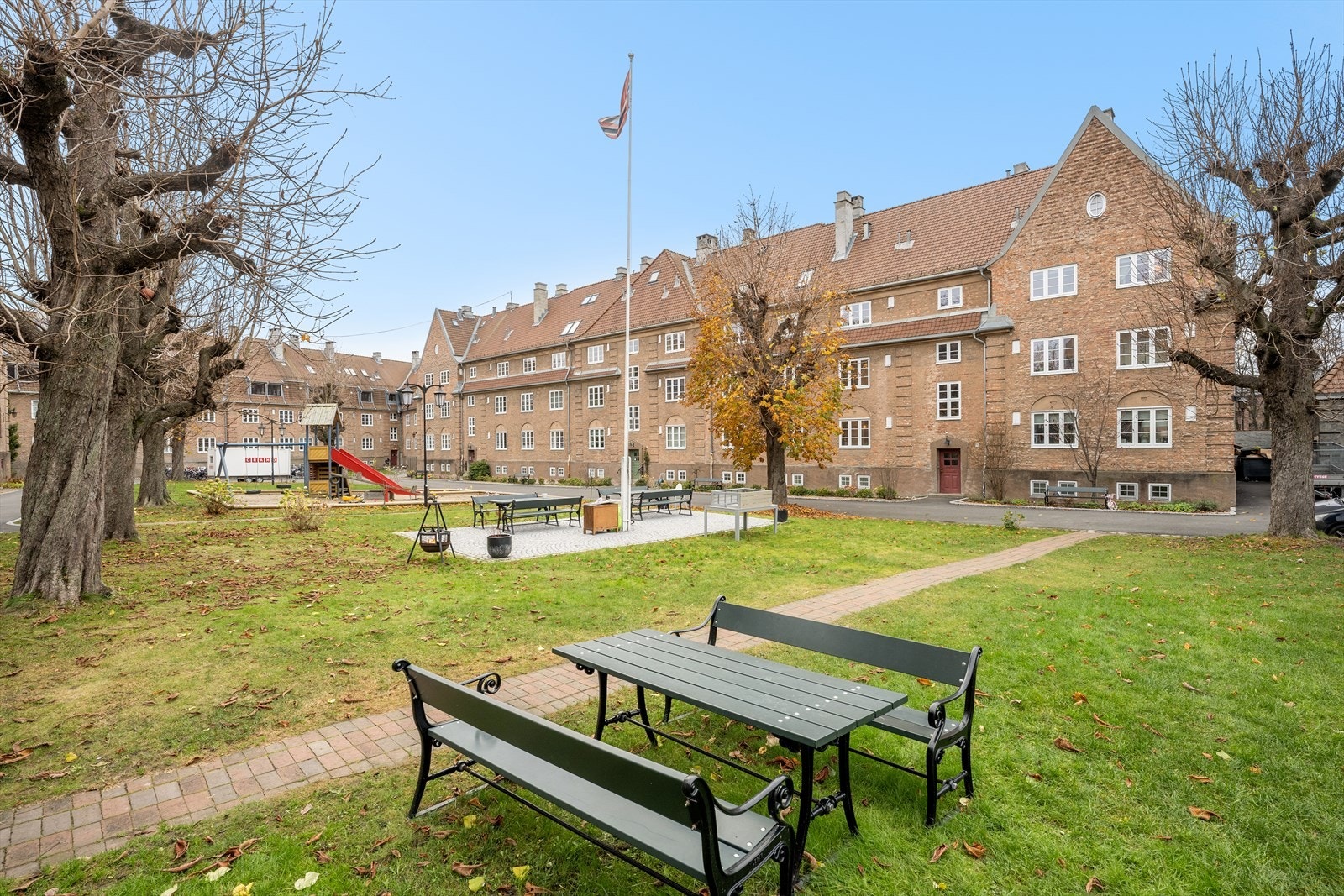 Lekeplass og sittegrupper for barn og voksne på sommerstid. Galleribilde