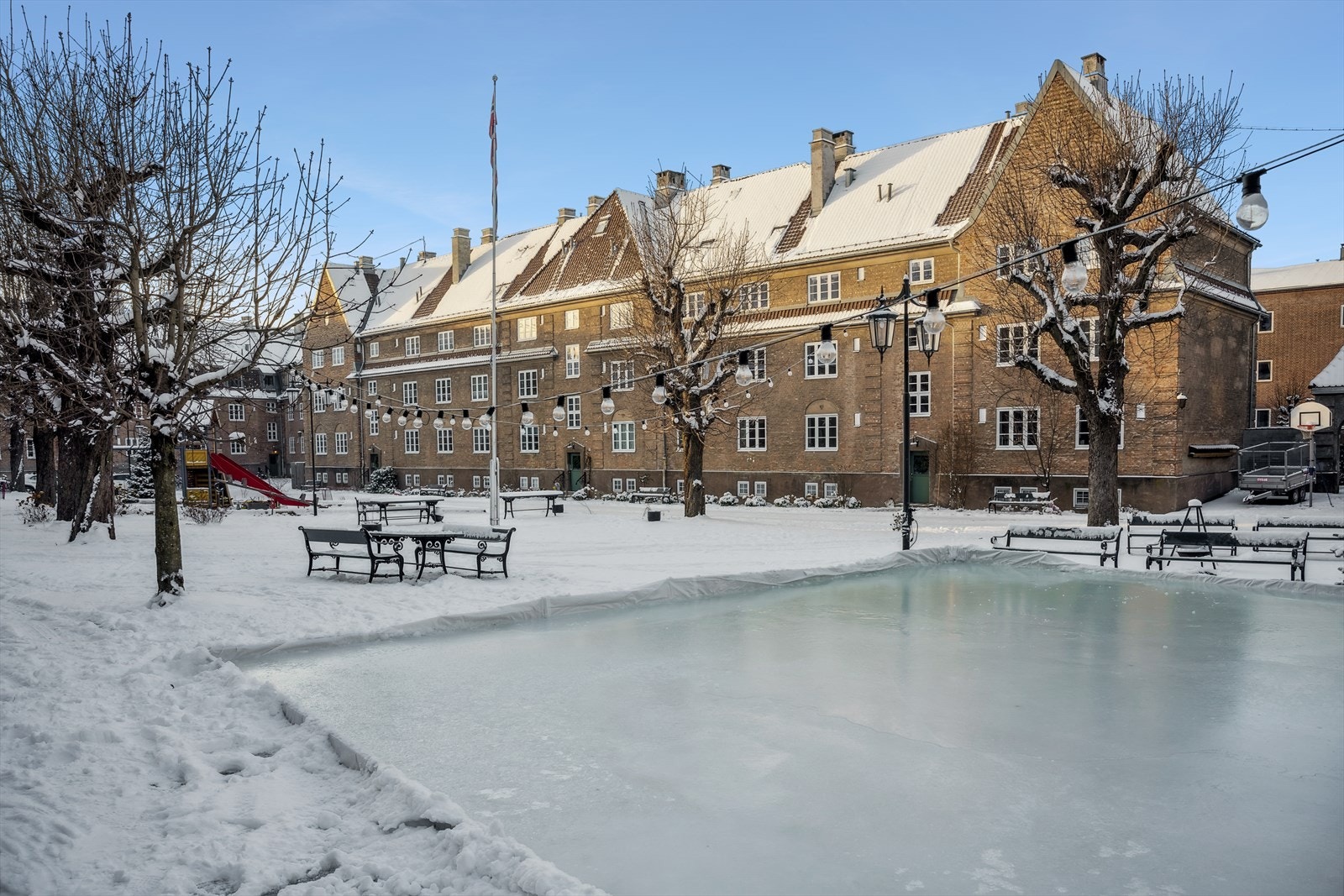 Særdeles hyggelig gårdsrom med skøytebane på å vinteren. Galleribilde
