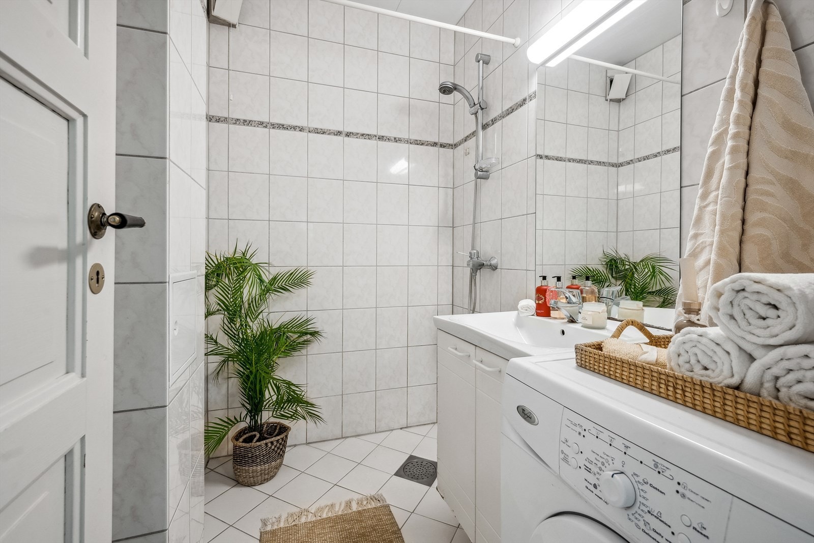 Badet er ifølge eier pusset opp i 2001. Innvendig gulv består av fliser på betong. Varmekabler i gulv. Opplegg for vaskemaskin. Galleribilde