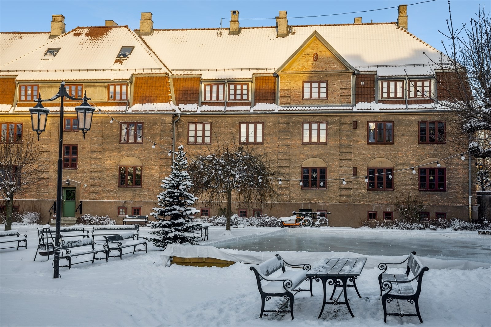 Gårdsrom. Galleribilde