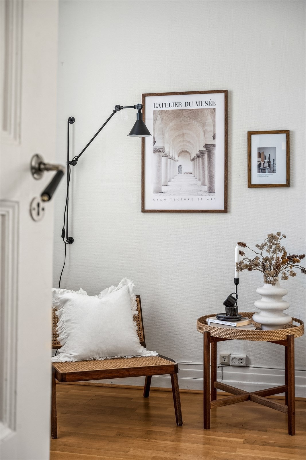 Tilhørende møblement. Galleribilde