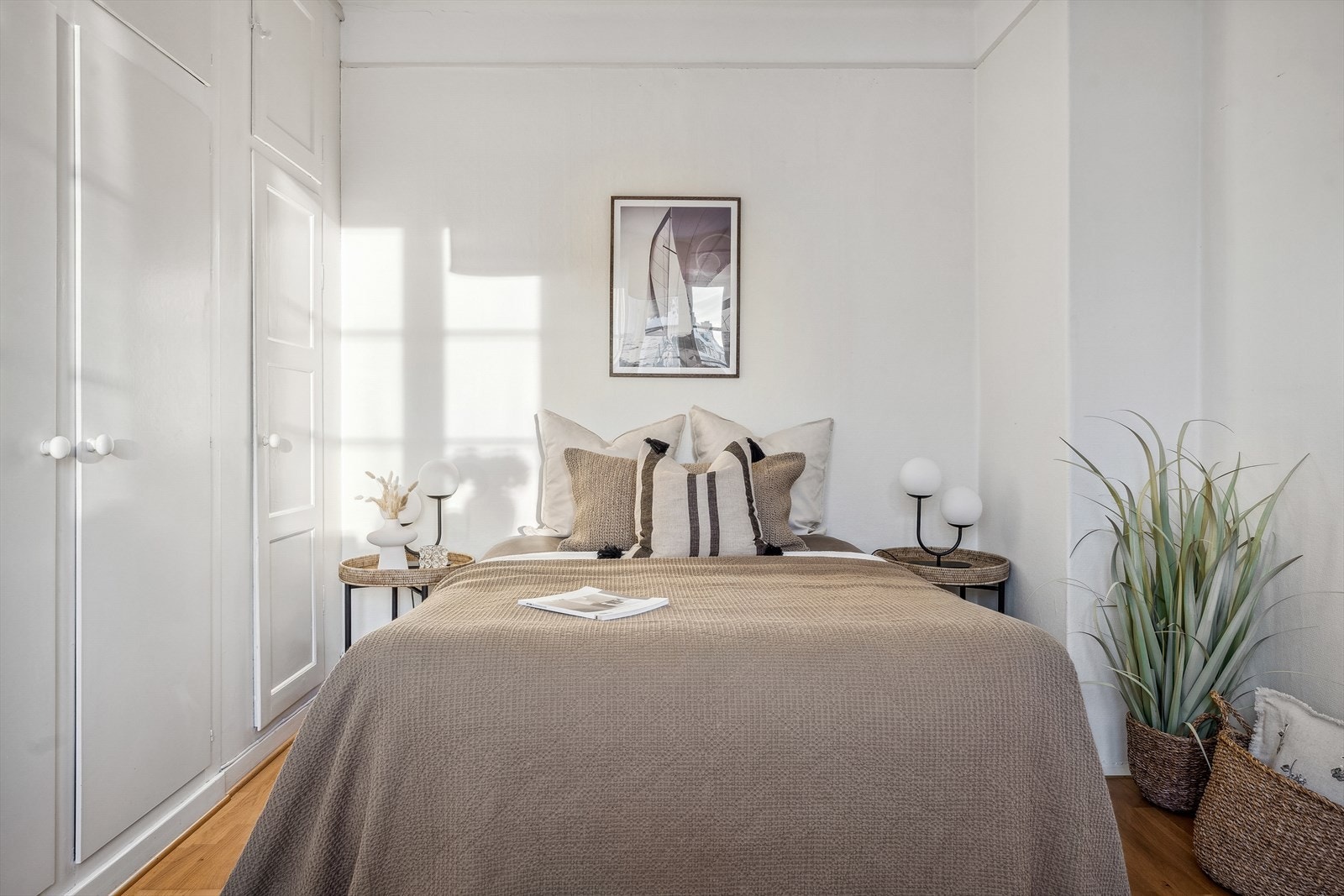 Soverom har et plassbygget integrert skap for praktisk oppbevaring. Galleribilde