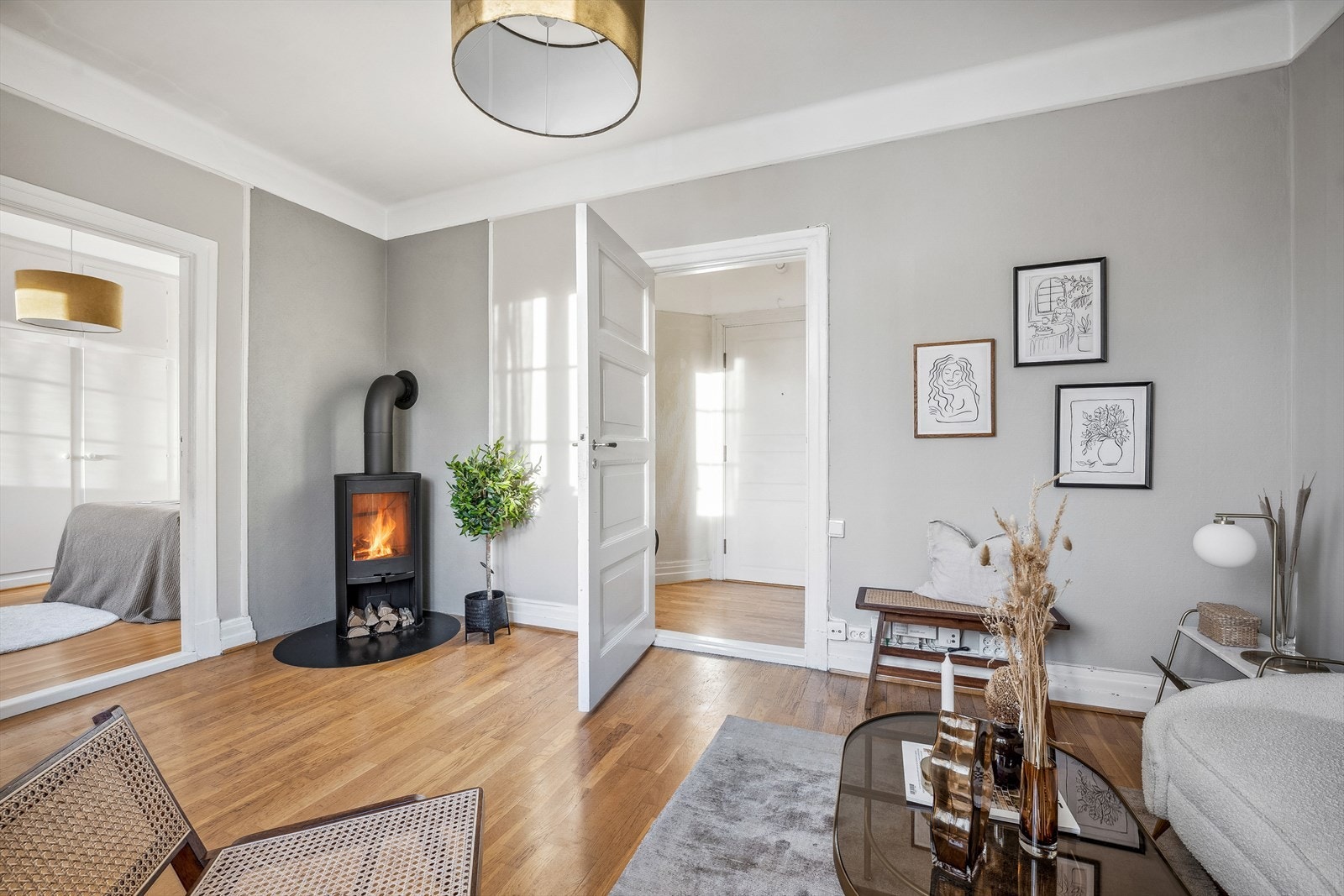 Himlingshøyden i stuen er målt til 2,74m. Gode vindusflater sikrer behagelige lysforhold. Galleribilde