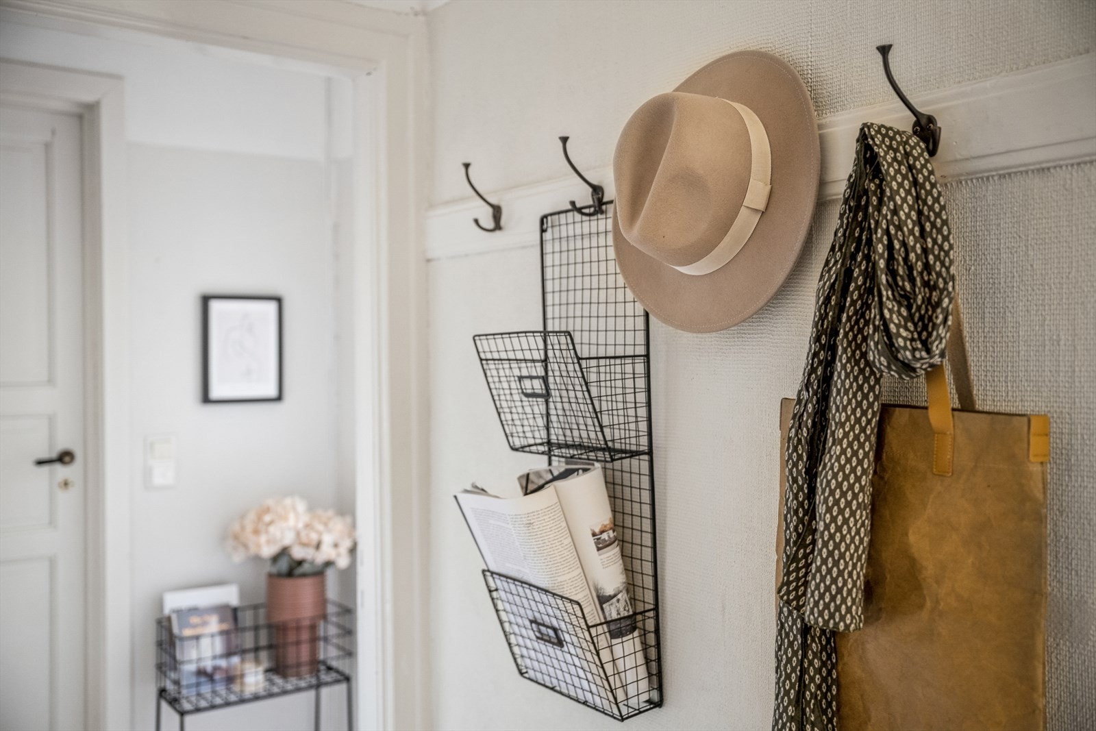 Entré med god plass til å henge fra seg yttertøy. Galleribilde