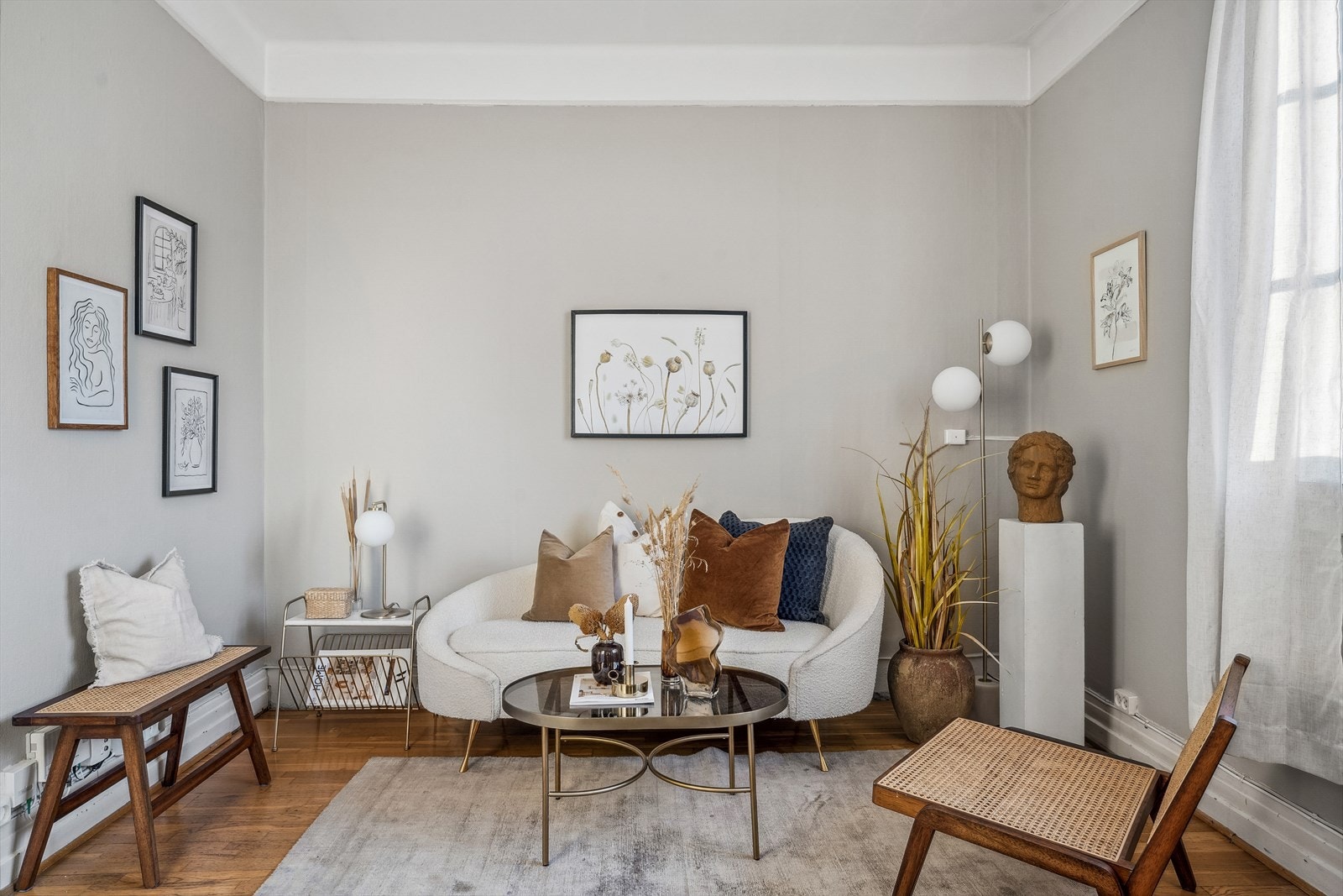 Boligen ligger i et sentralt og usjenert boligområde i klassisk, vakker bygård med idyllisk bakgård. Galleribilde