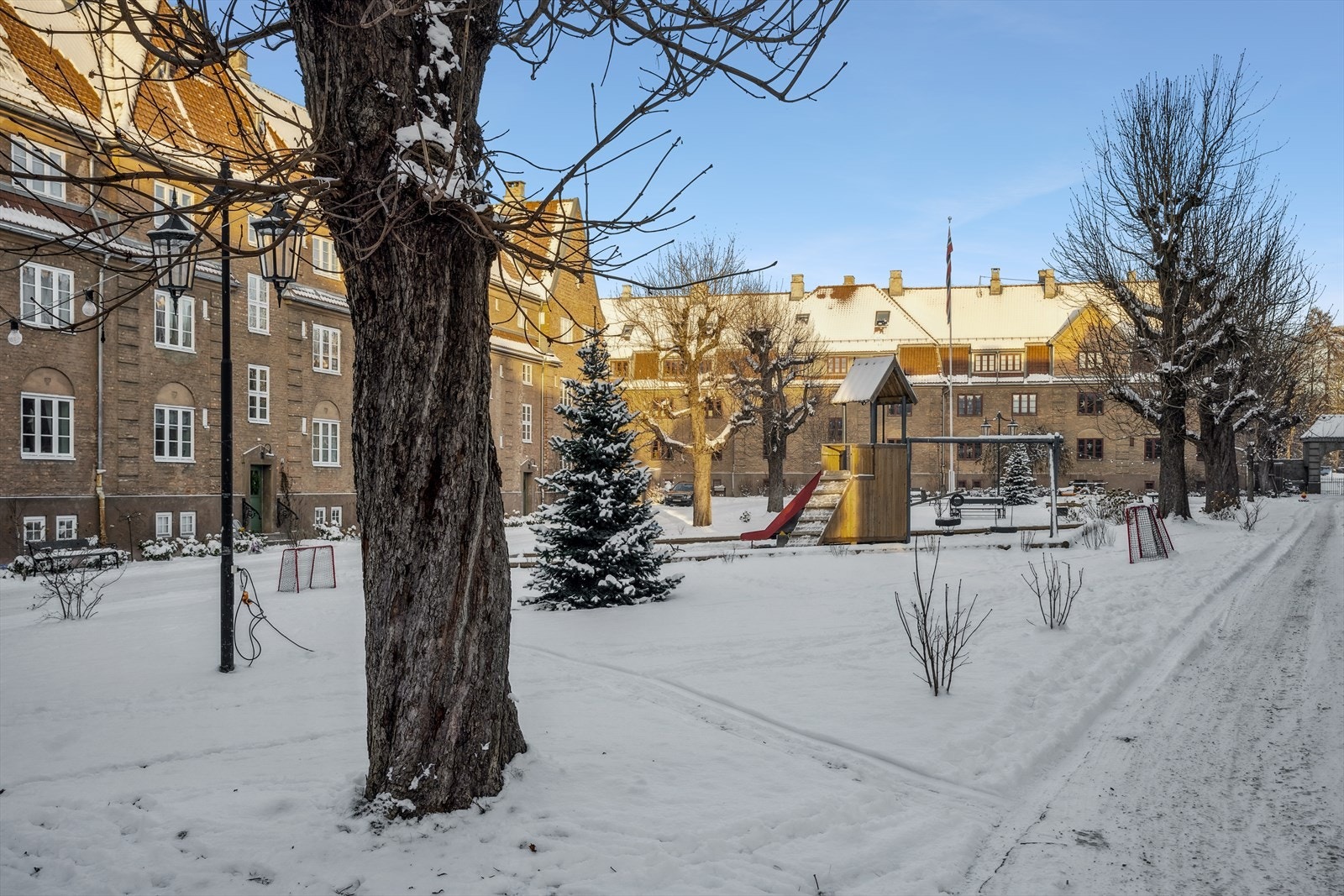 Gårdsrom. Galleribilde