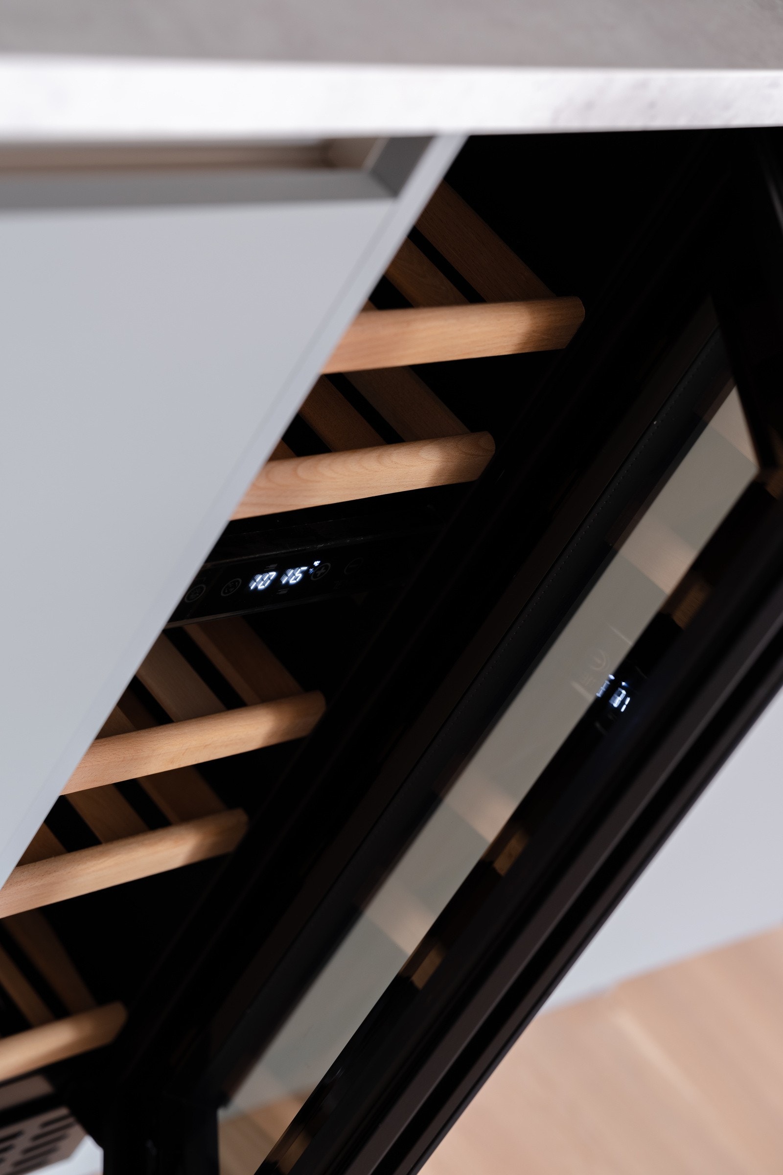 Det er vinskap på kjøkkenet. Galleribilde