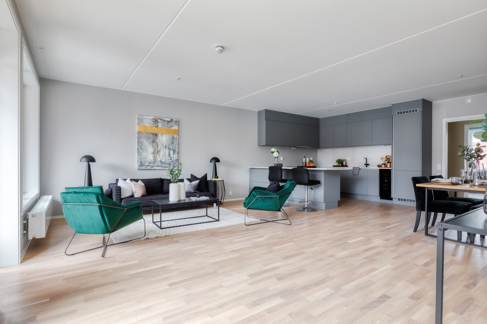 Her er det god plass for stort spisebord, samt sofagruppe. Galleribilde