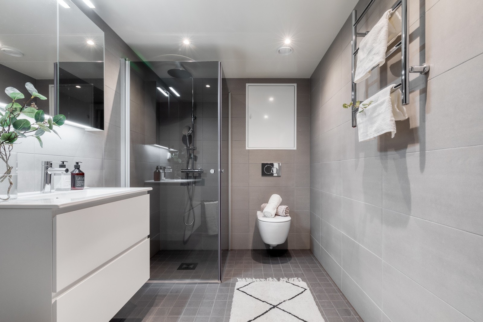 Her er det i tillegg plass til både vaskemaskin og tørketrommel, samt håndkletørker. Galleribilde