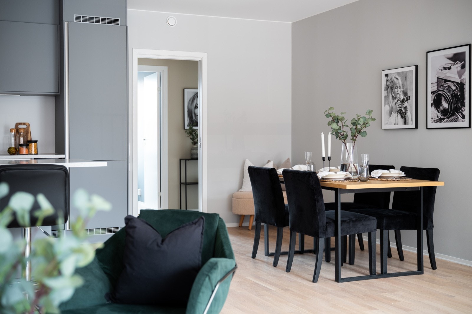 Stuen er enkel å møblere med naturlige soneinndelinger. Galleribilde