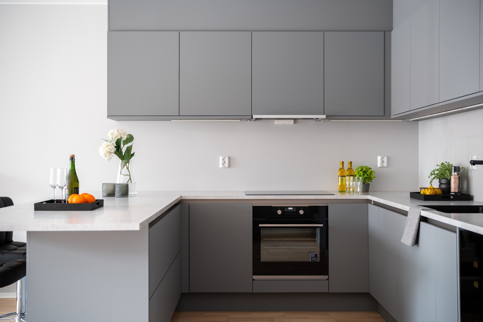 Påkostet og lekkert kjøkken, bl.a. oppgradert med stor kjøkkenbenk mot stuen som gir både ekstra benkeplass og skapplass. Galleribilde