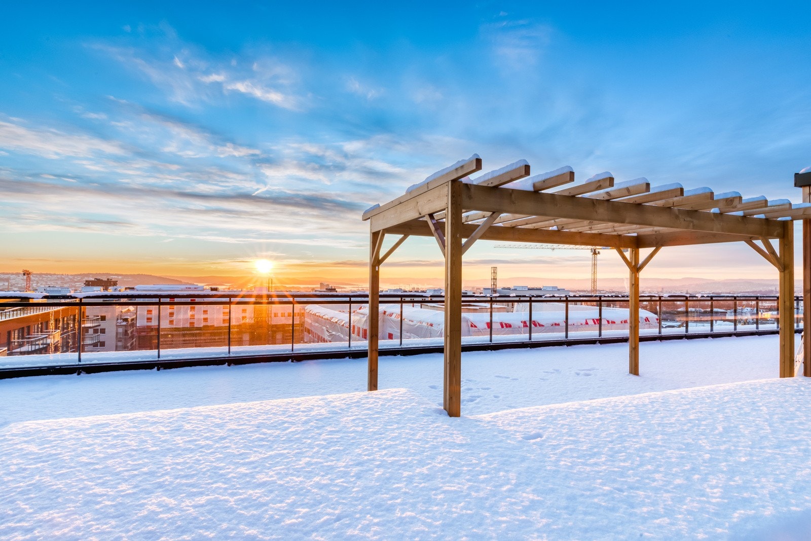 På takterrassen er det plassert utekjøkken, sittegrupper, pergola, blomsterbed og dyrkeområde. Galleribilde